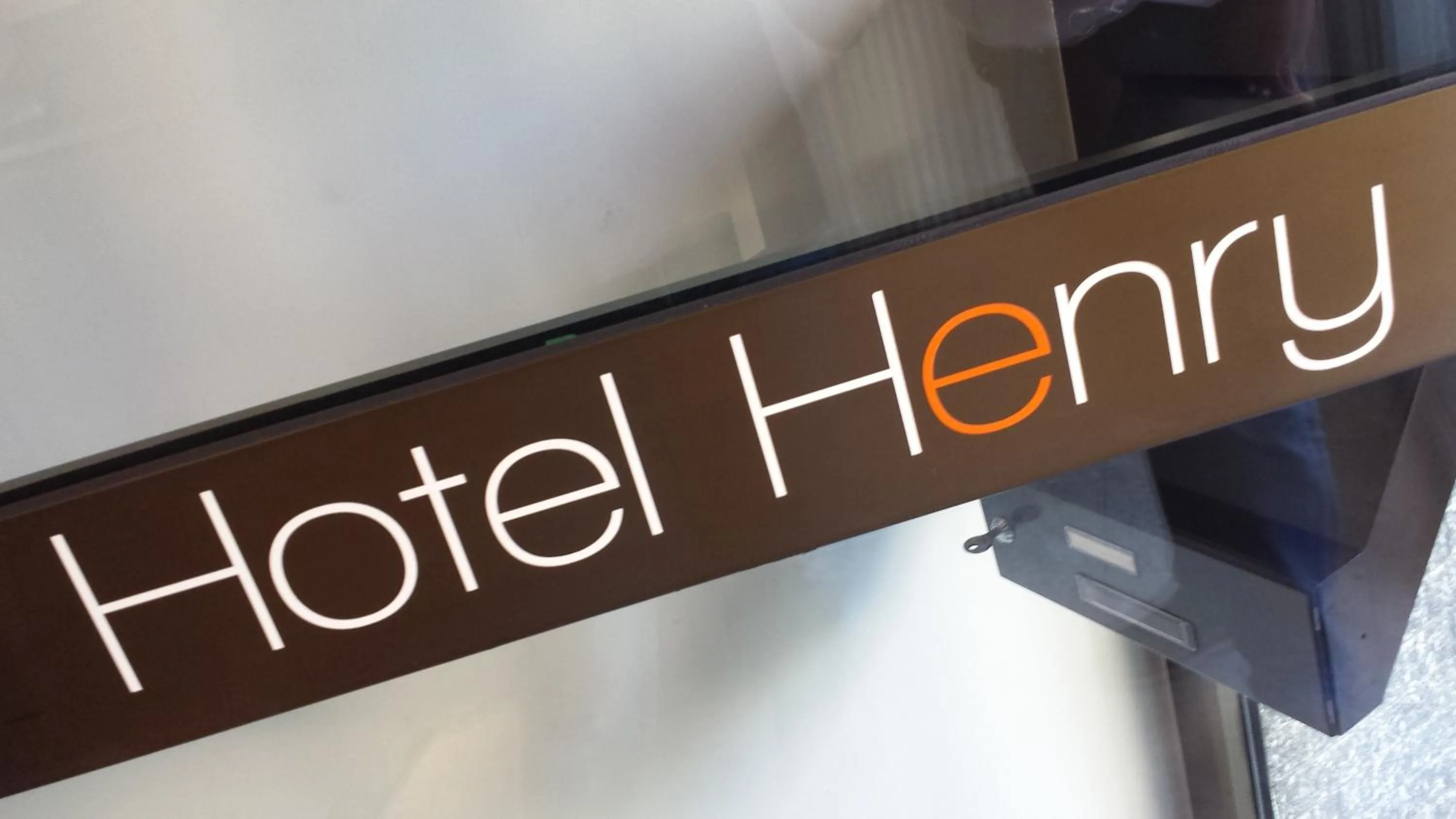 Property logo or sign in Hotel Henry