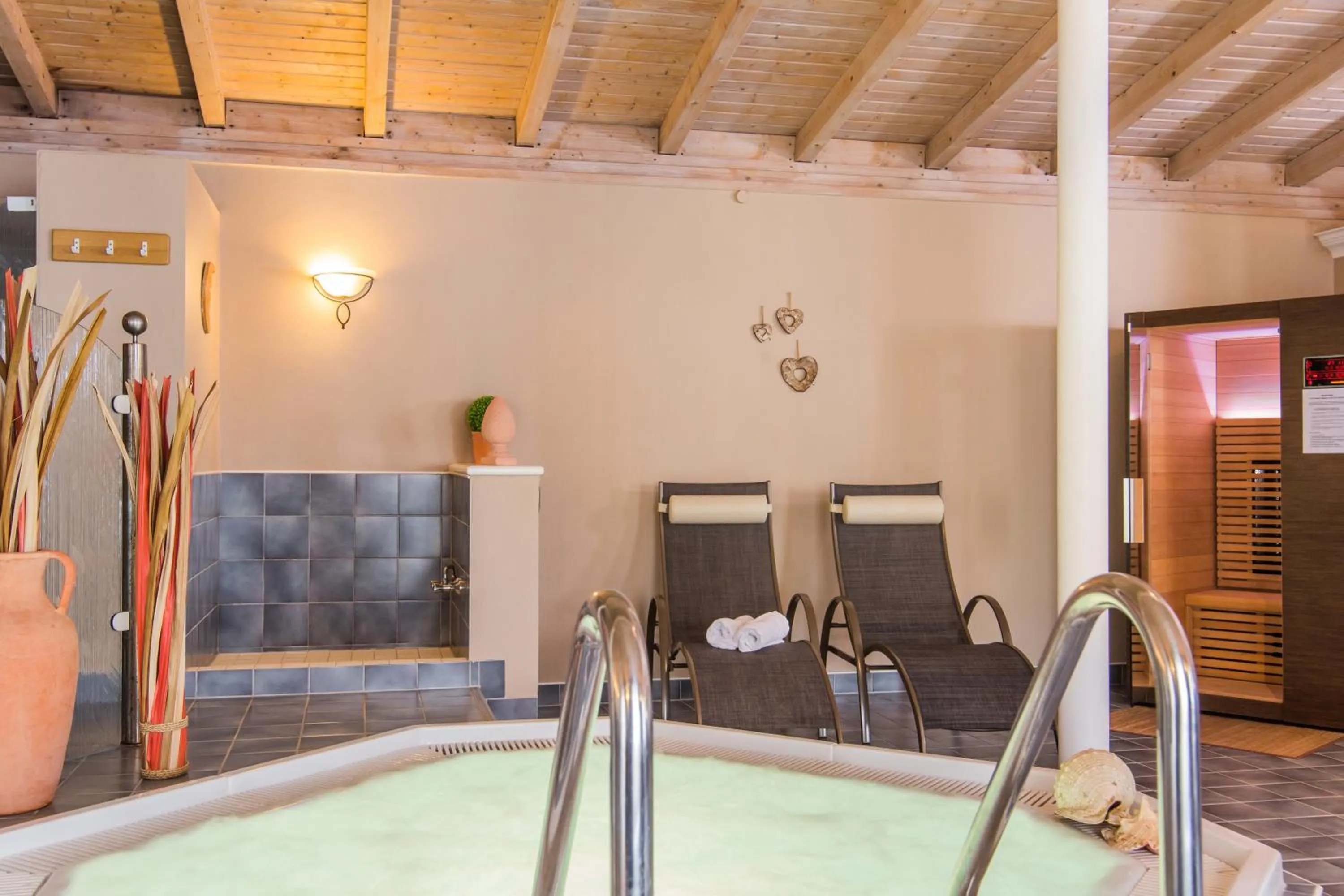 Hot Tub, Swimming Pool in Hotel-Gasthof Zur Post