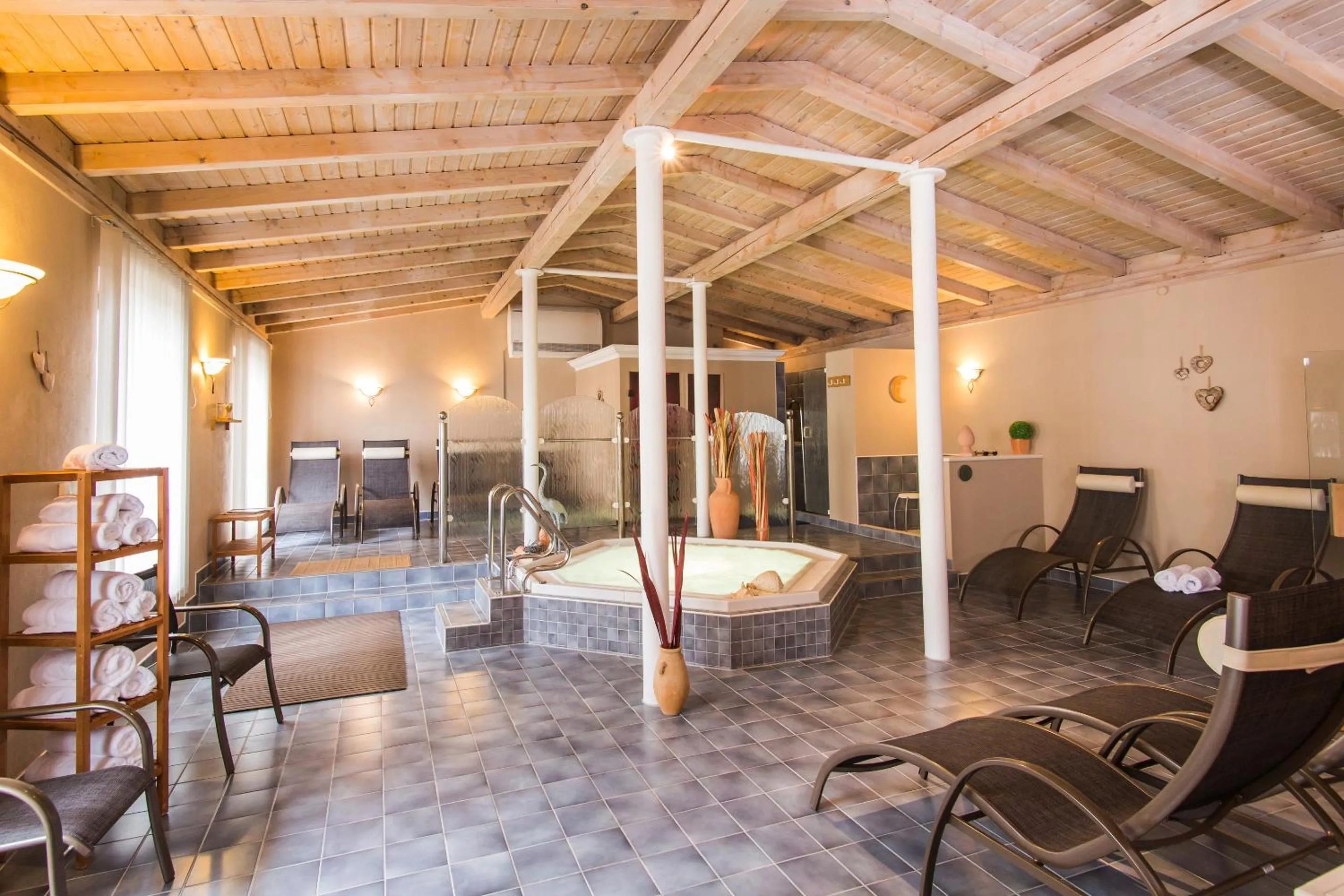 Hot Tub, Swimming Pool in Hotel-Gasthof Zur Post