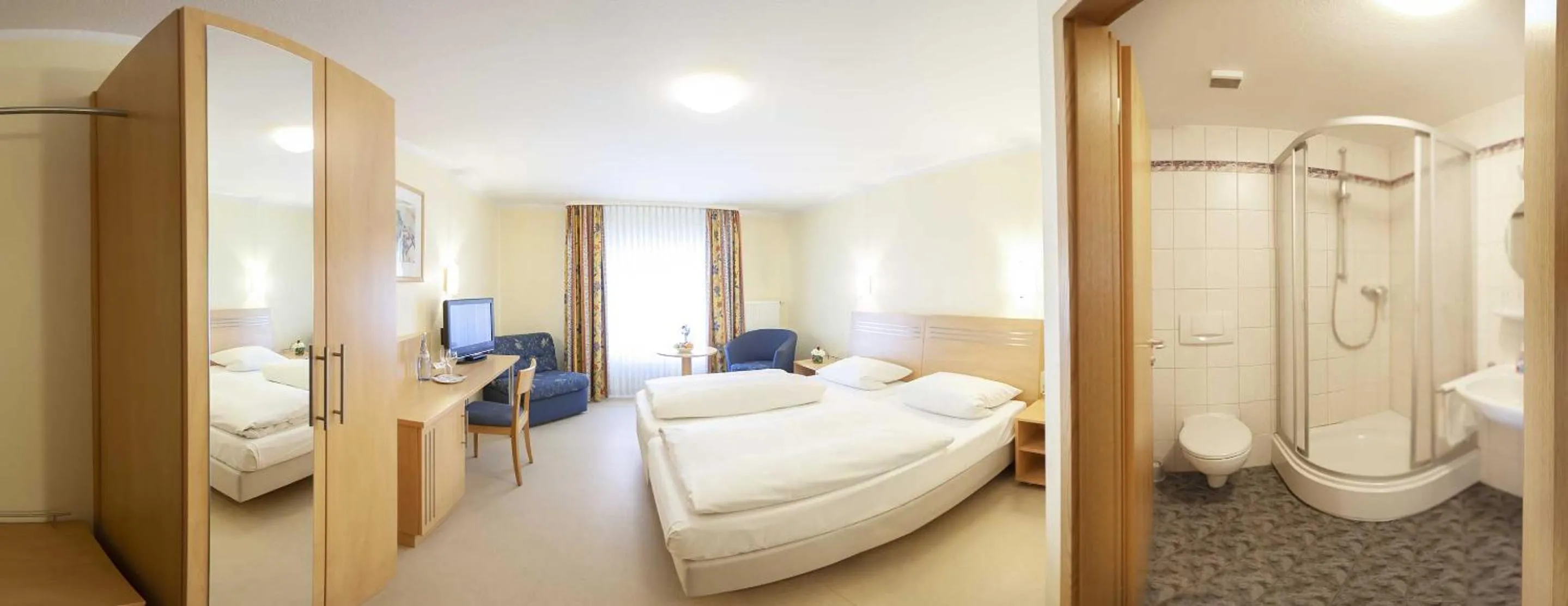 Shower, Bed in Hotel-Gasthof Krone
