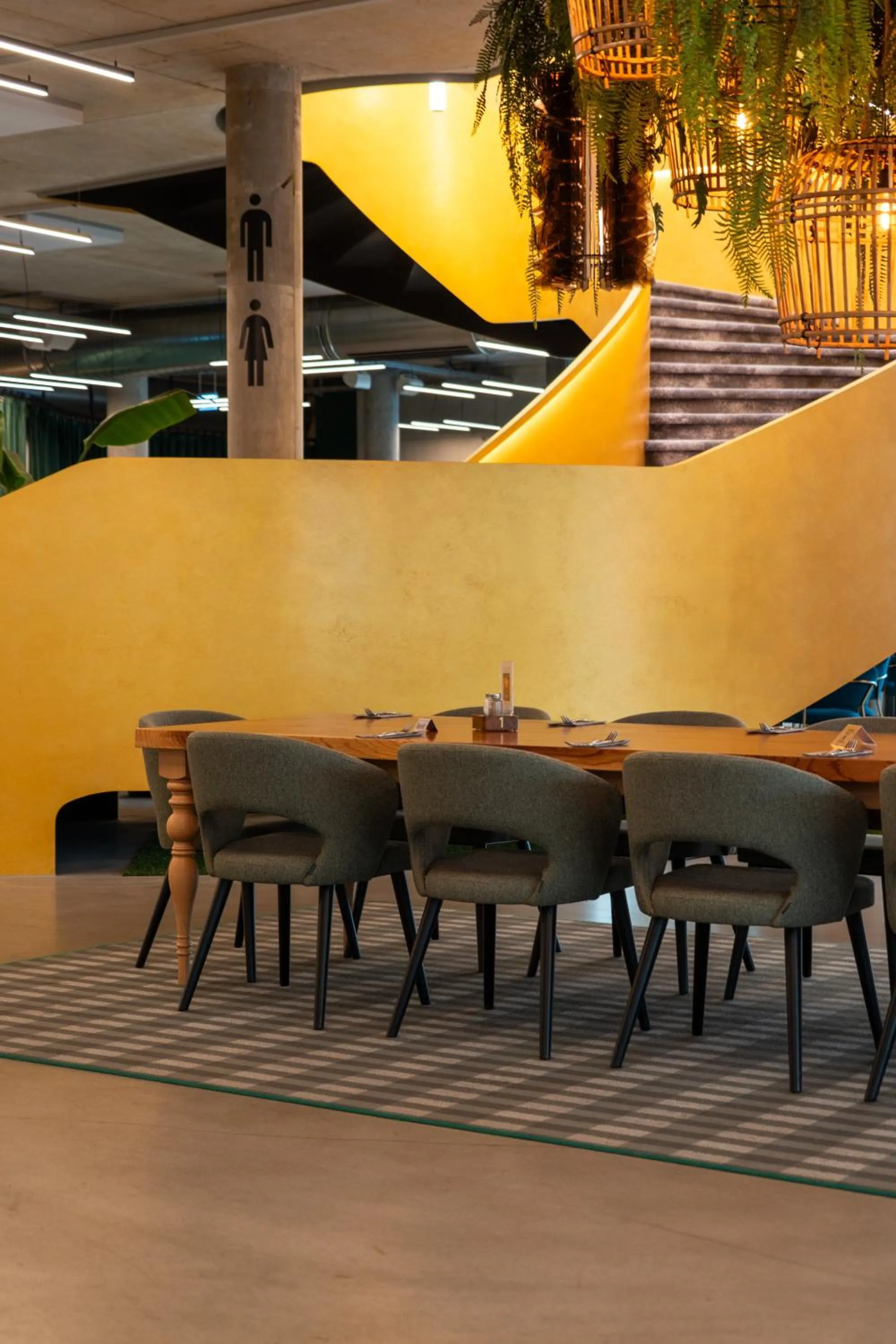 Restaurant/places to eat in FIRMAMENT Hotel