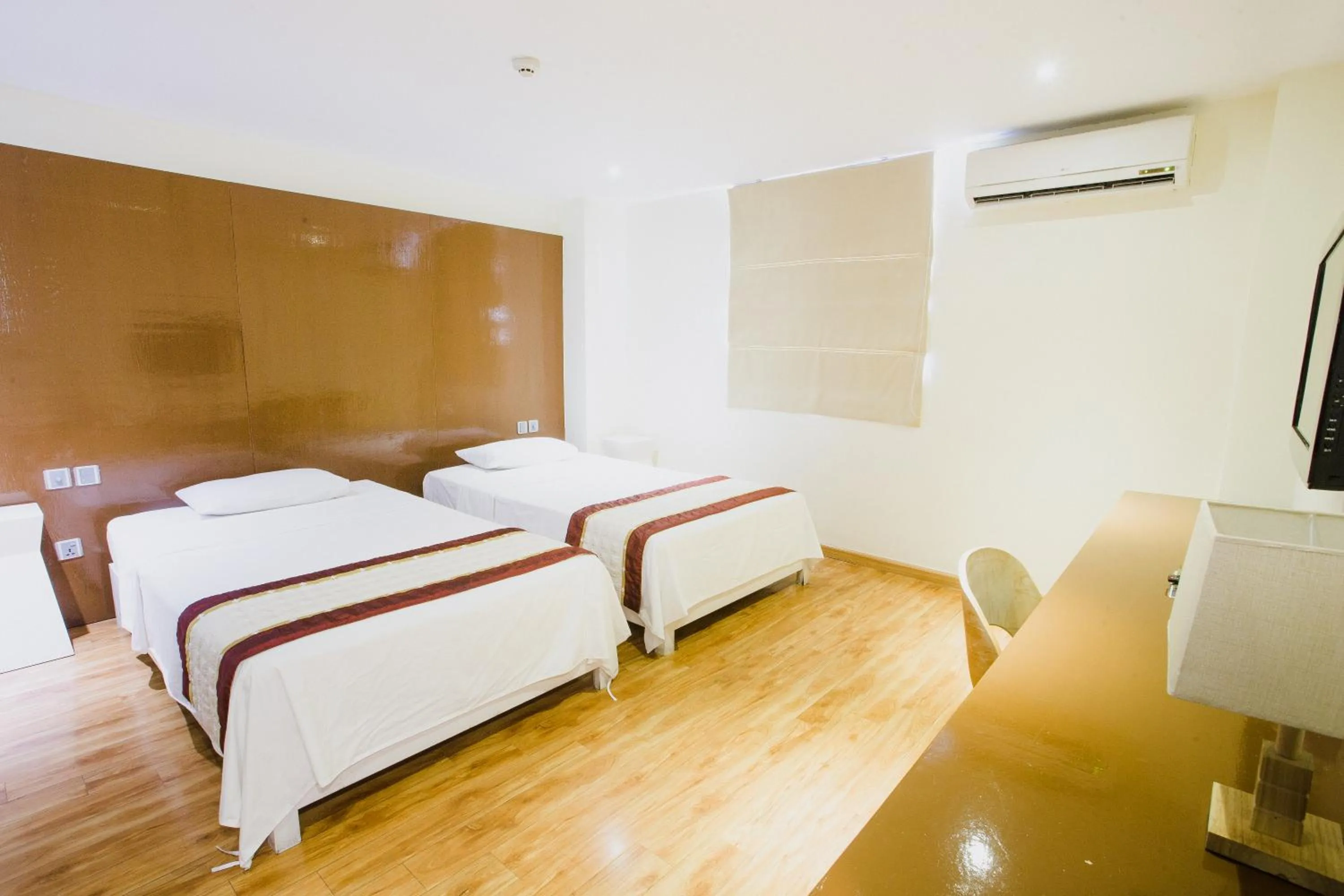 Bathroom, Bed in Thu Do Hotel