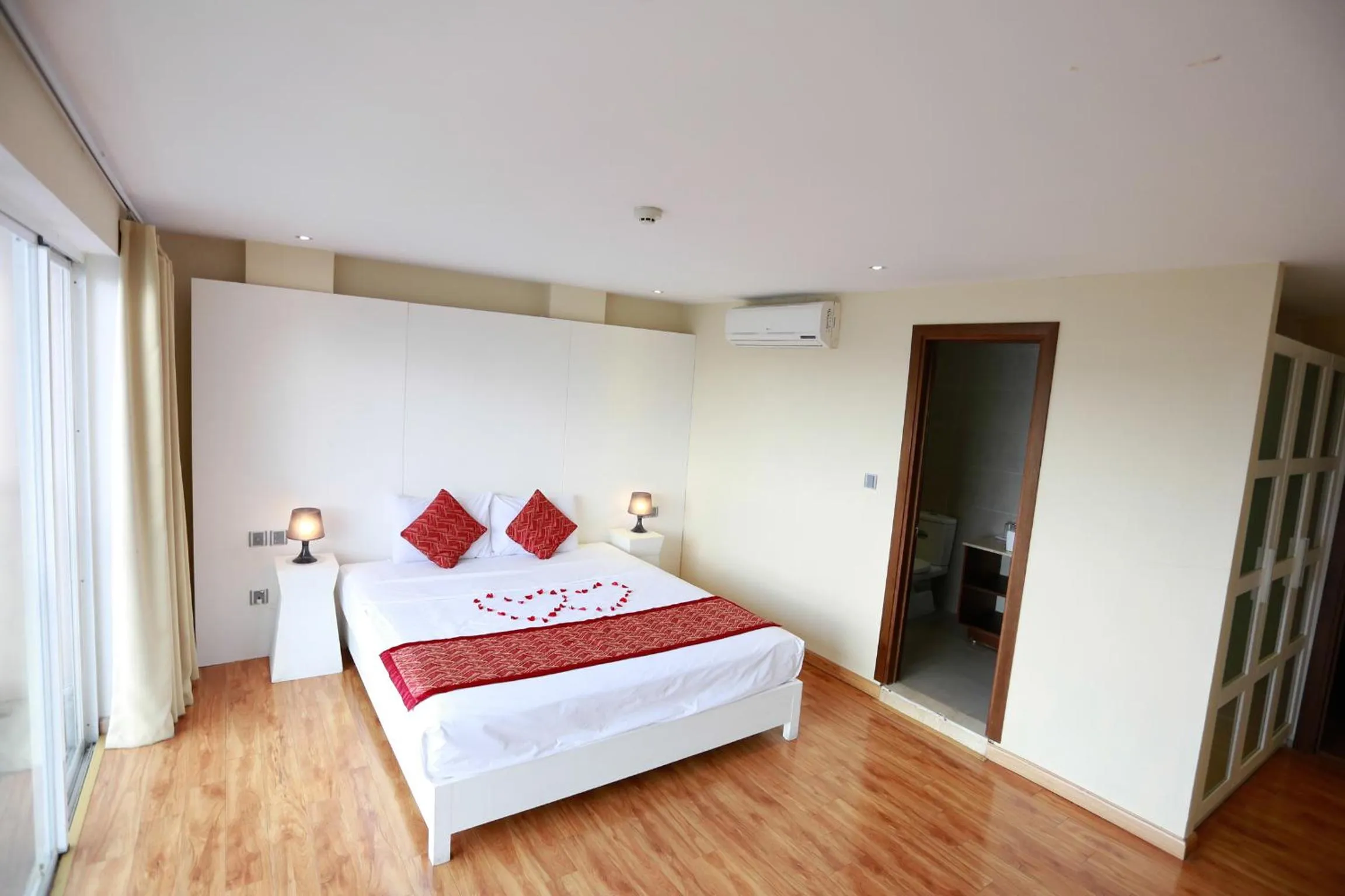 Balcony/Terrace, Bed in Thu Do Hotel