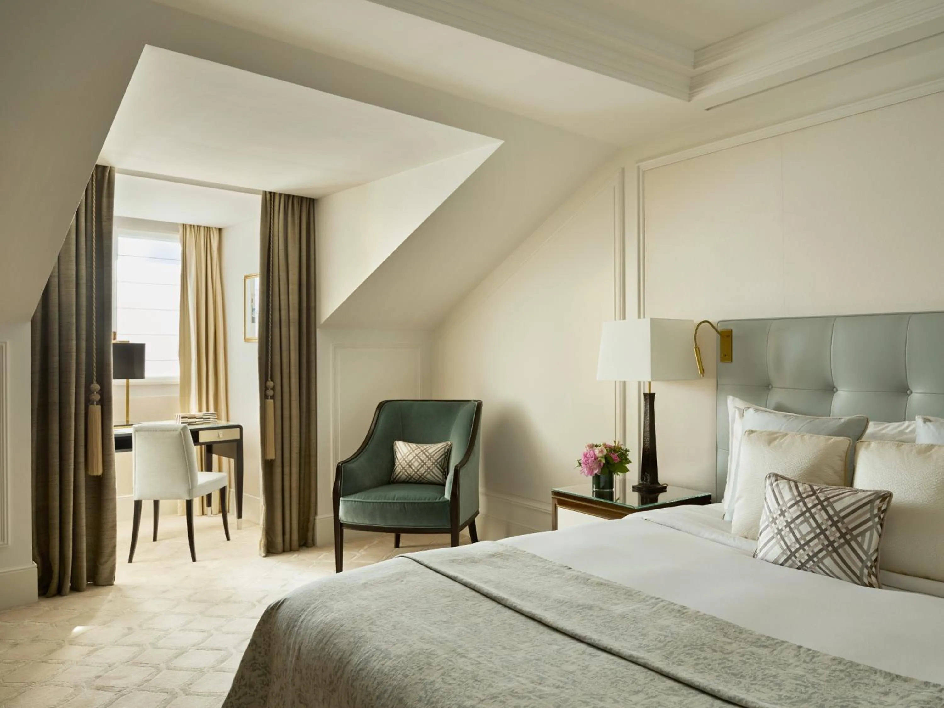 Seating area, Bed in The Woodward - Auberge Collection