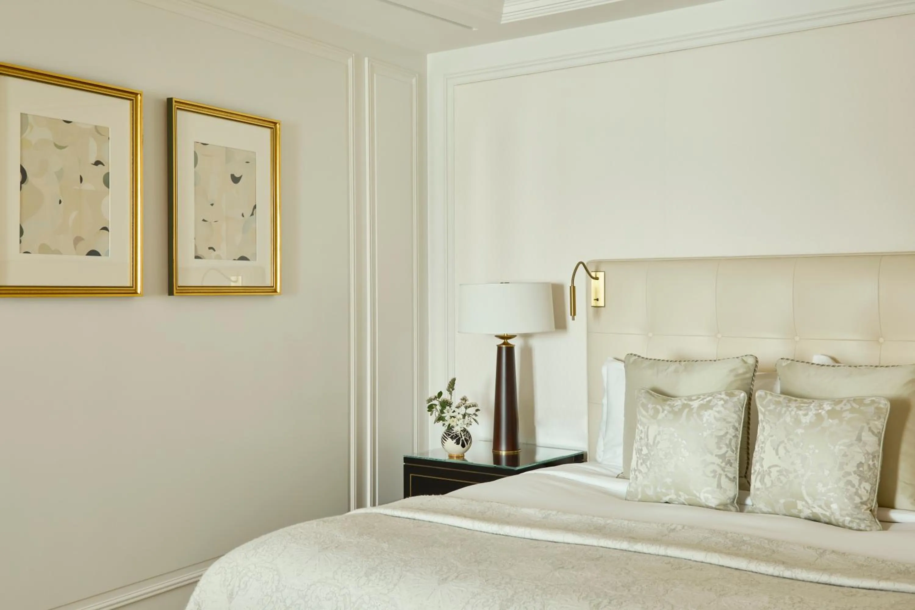 Bedroom, Bed in The Woodward - Auberge Collection