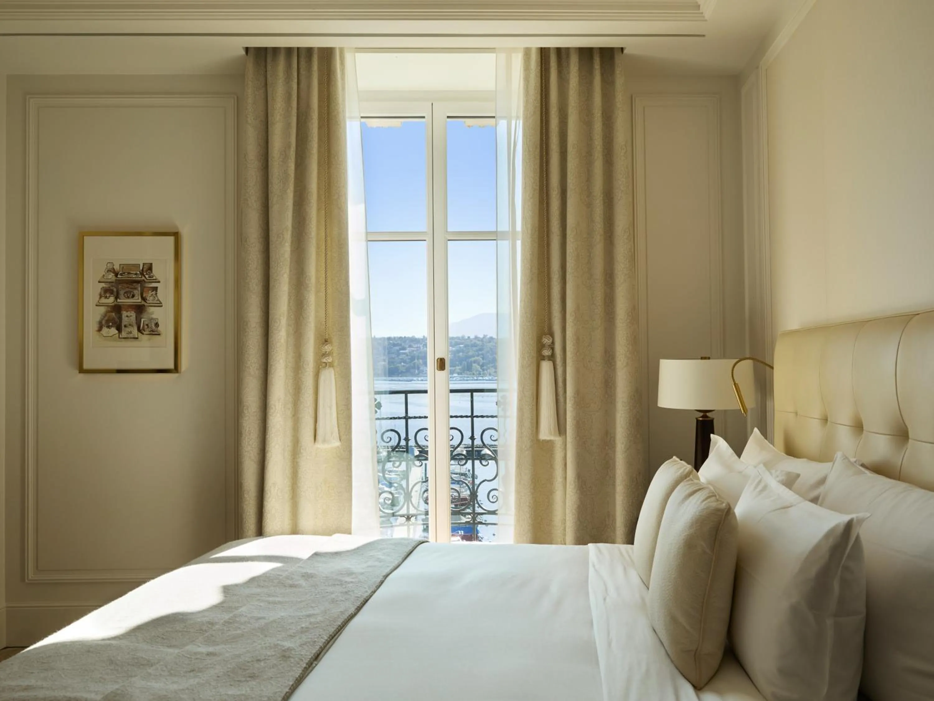 Bedroom, Bed in The Woodward - Auberge Collection