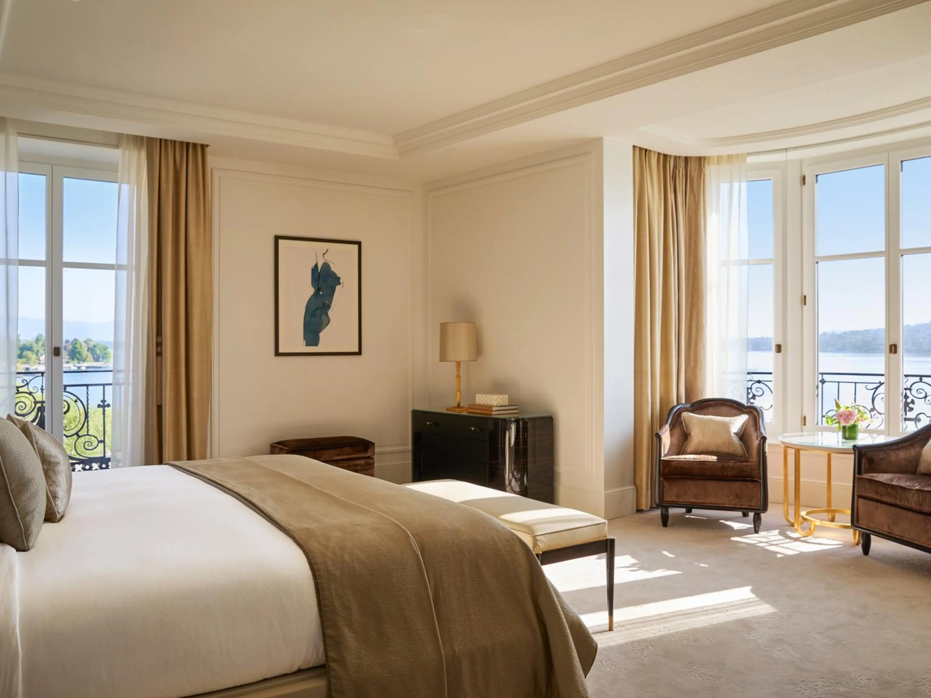 Bed in The Woodward - Auberge Collection