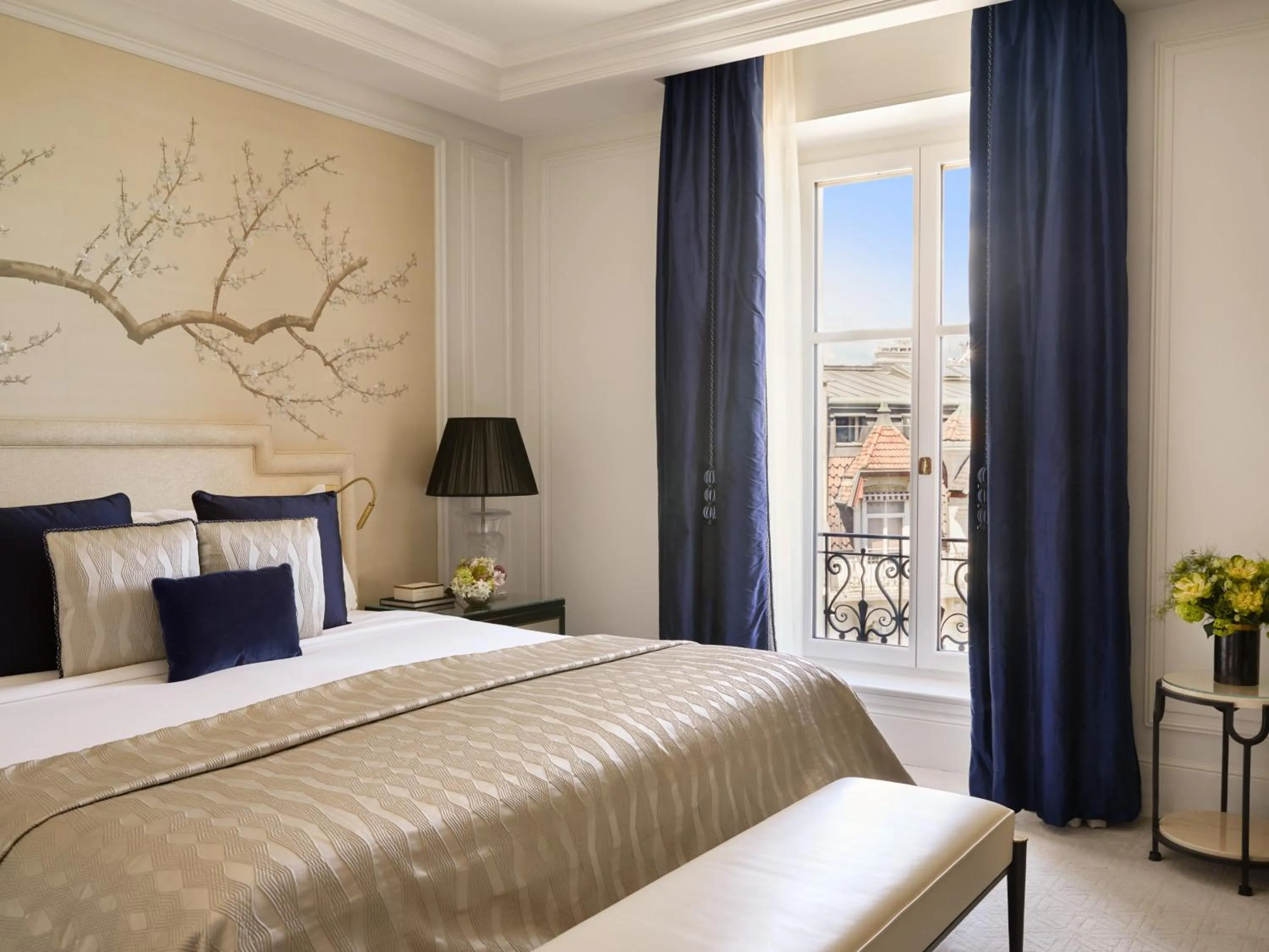 Bedroom, Bed in The Woodward - Auberge Collection