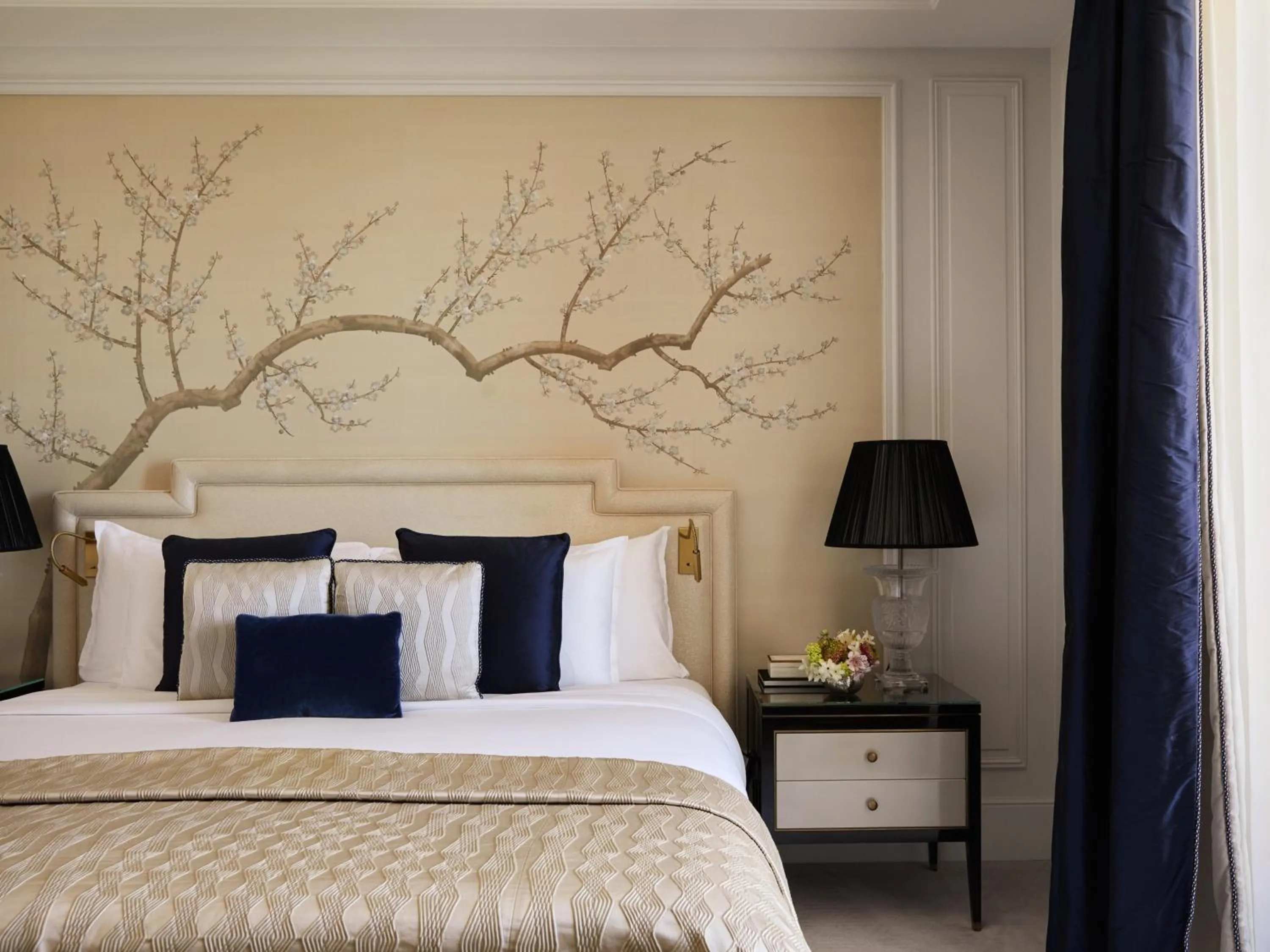 Bed in The Woodward - Auberge Collection