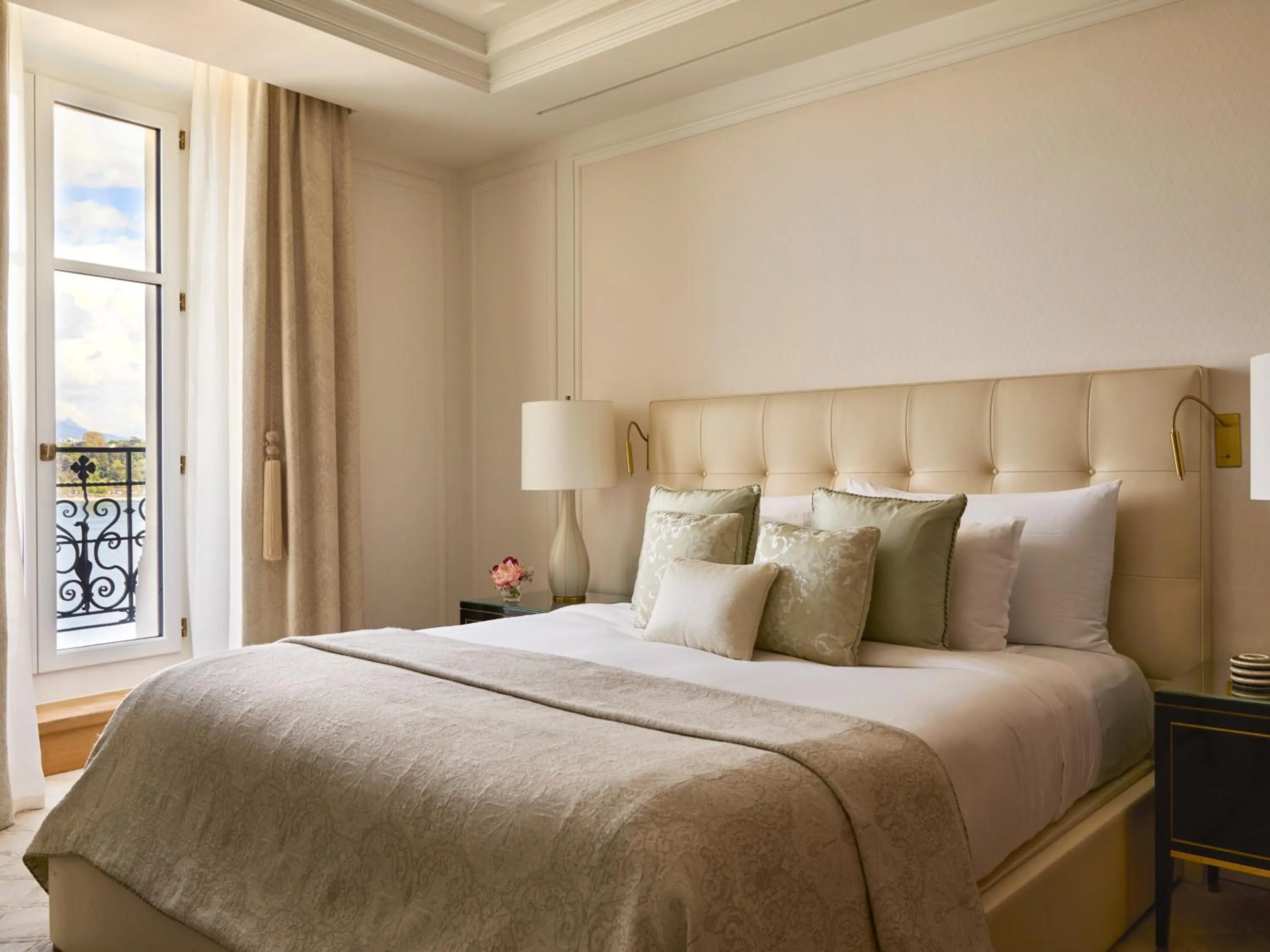 Bedroom, Bed in The Woodward - Auberge Collection