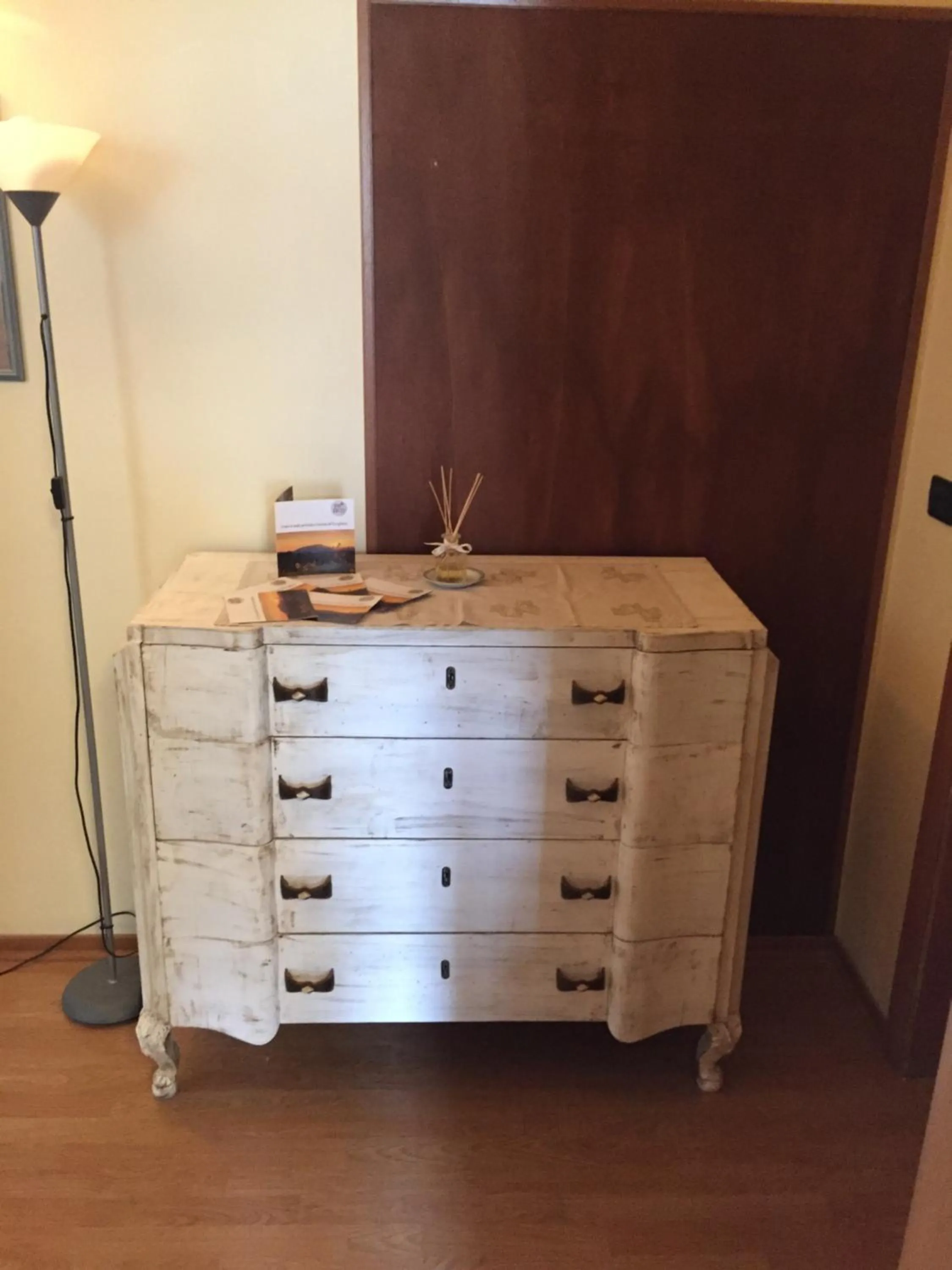 Decorative detail in B&B Iris