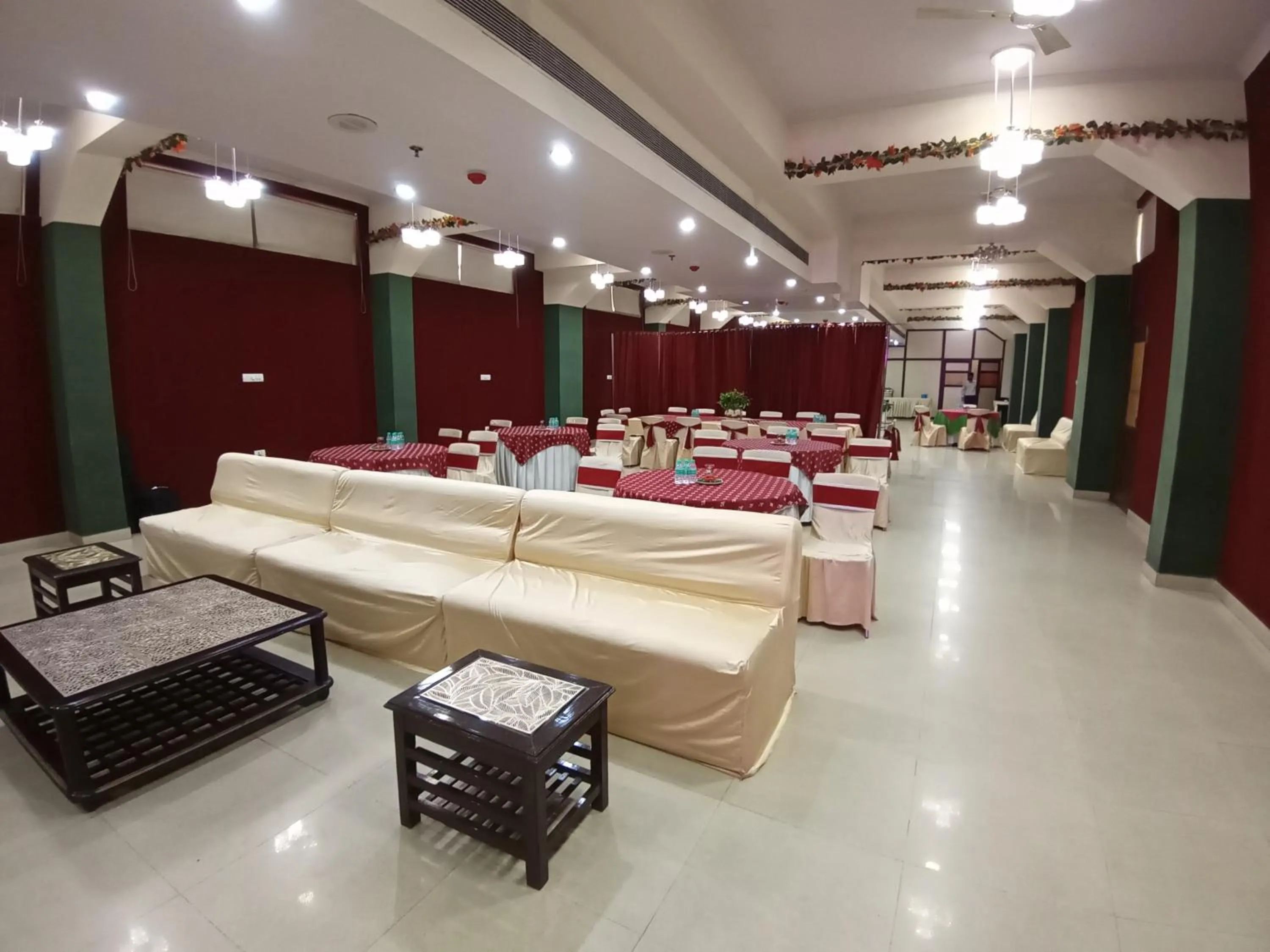Business facilities in Hotel Maiden Residency