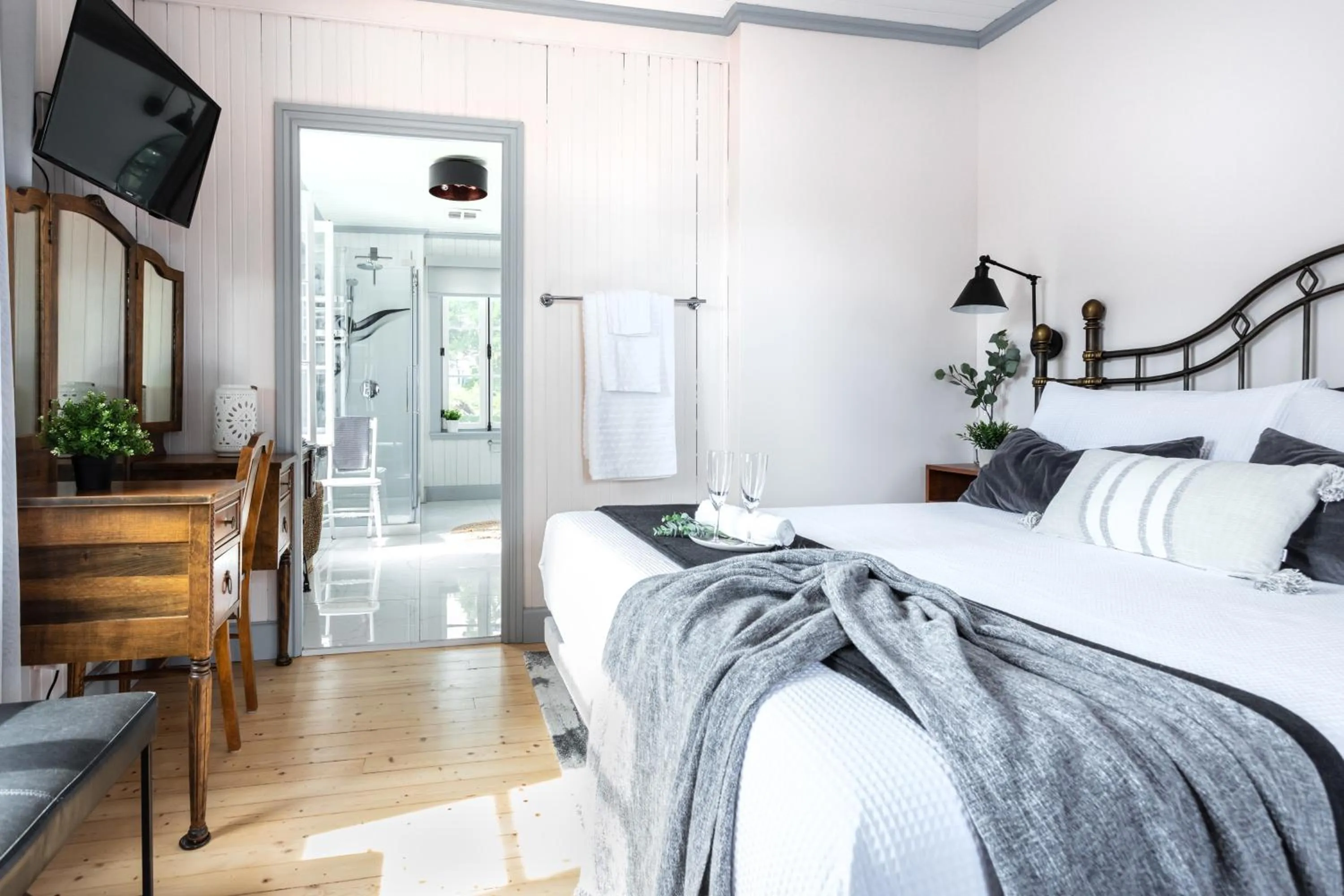 Bathroom, Bed in La maison de l'île d'Orléans -- déjeuner gastronomique à l'aveugle