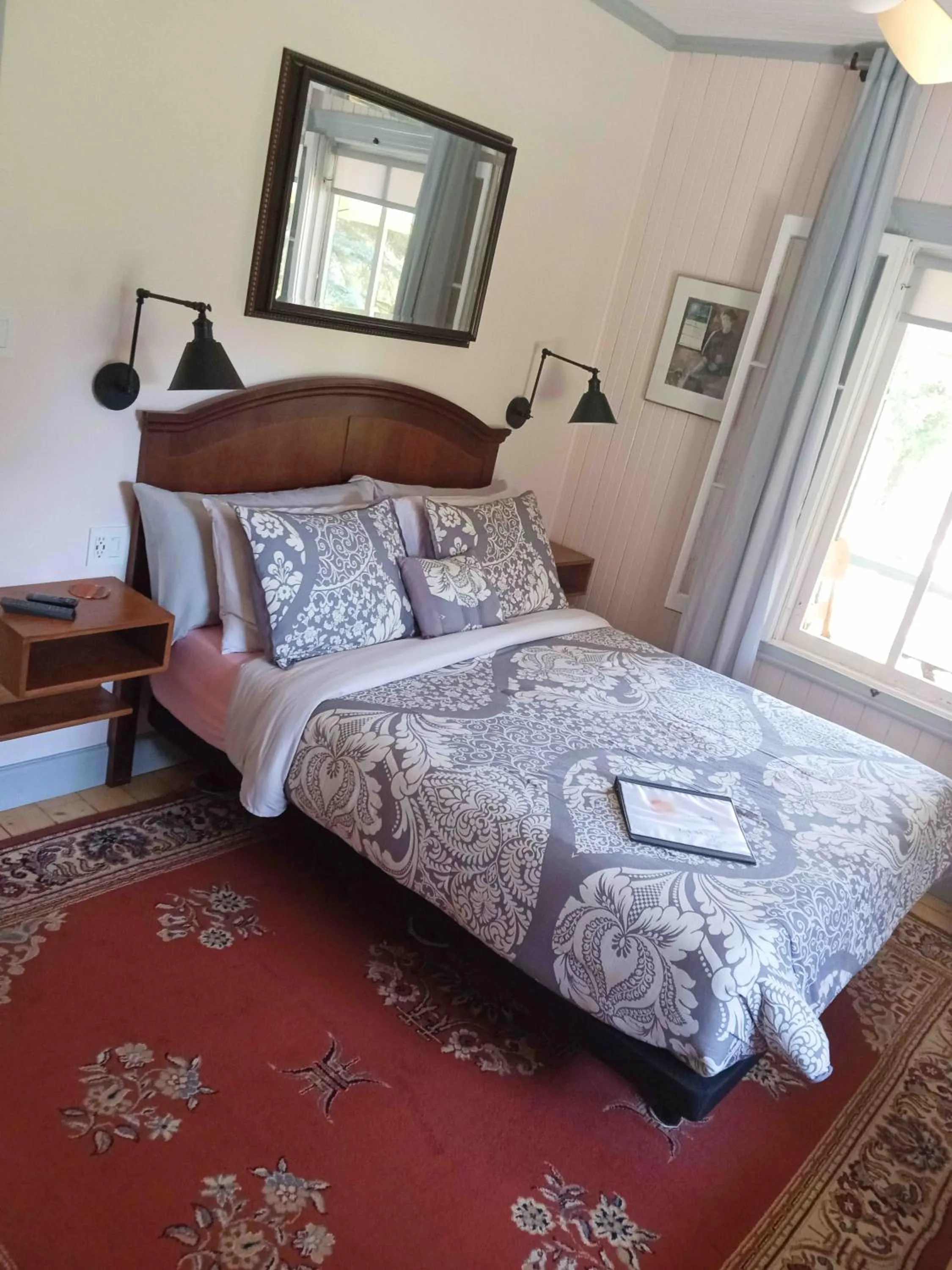 Property building, Bed in La maison de l'île d'Orléans -- maison d'hôtes B&B