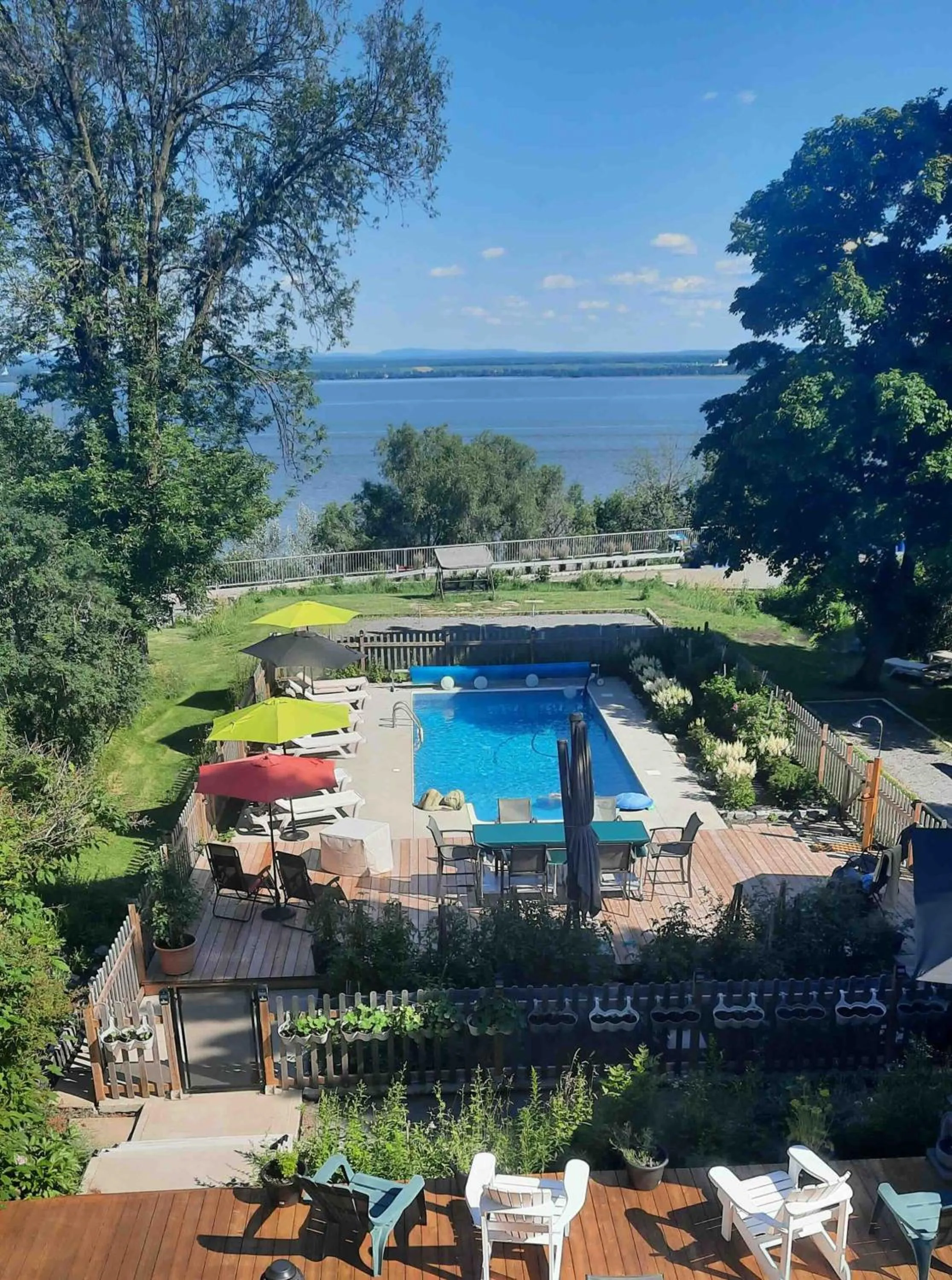 Swimming pool in La maison de l'île d'Orléans -- déjeuner gastronomique à l'aveugle