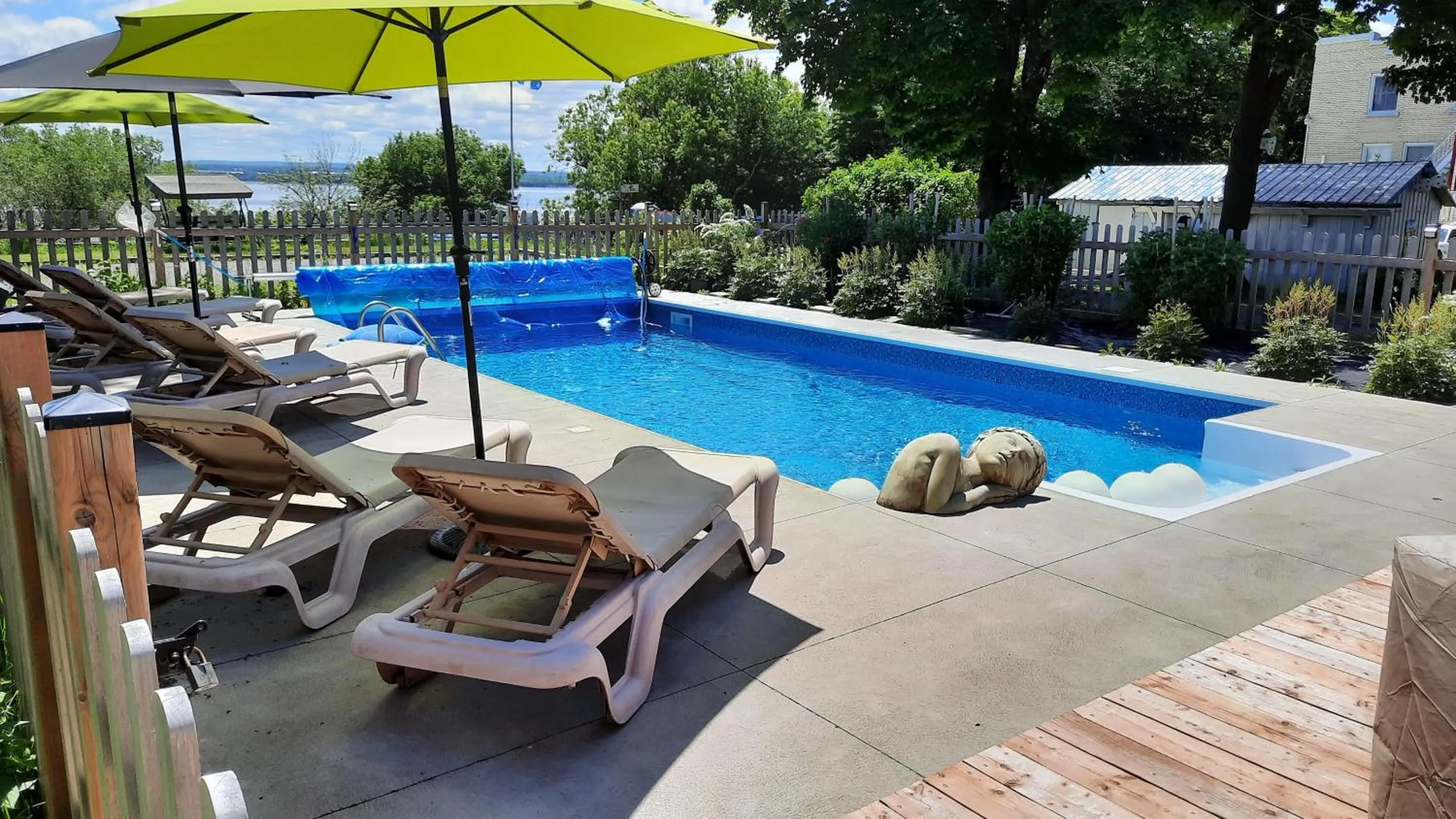 Swimming pool in La maison de l'île d'Orléans -- maison d'hôtes B&B