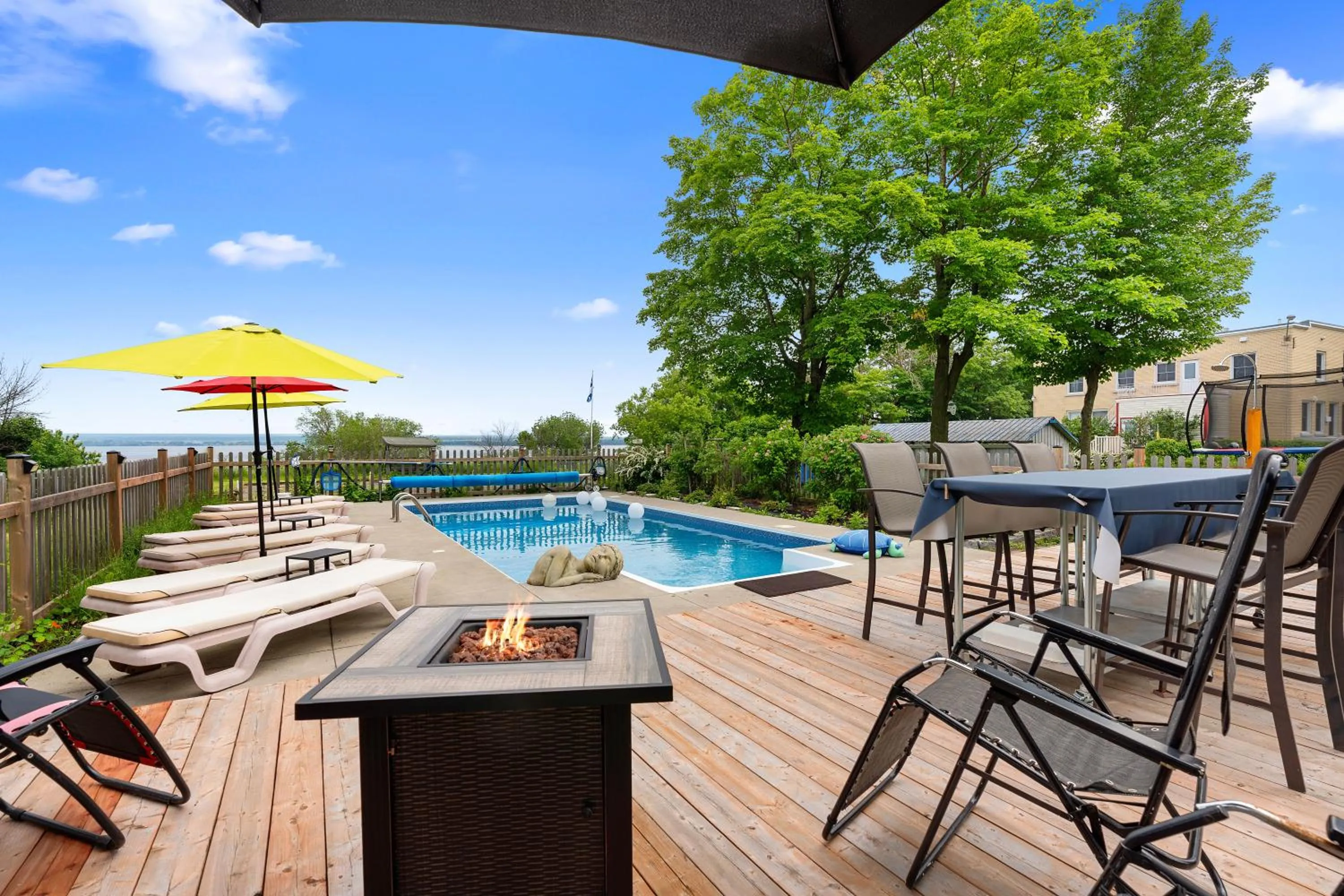 Balcony/Terrace in La maison de l'île d'Orléans -- maison d'hôtes B&B