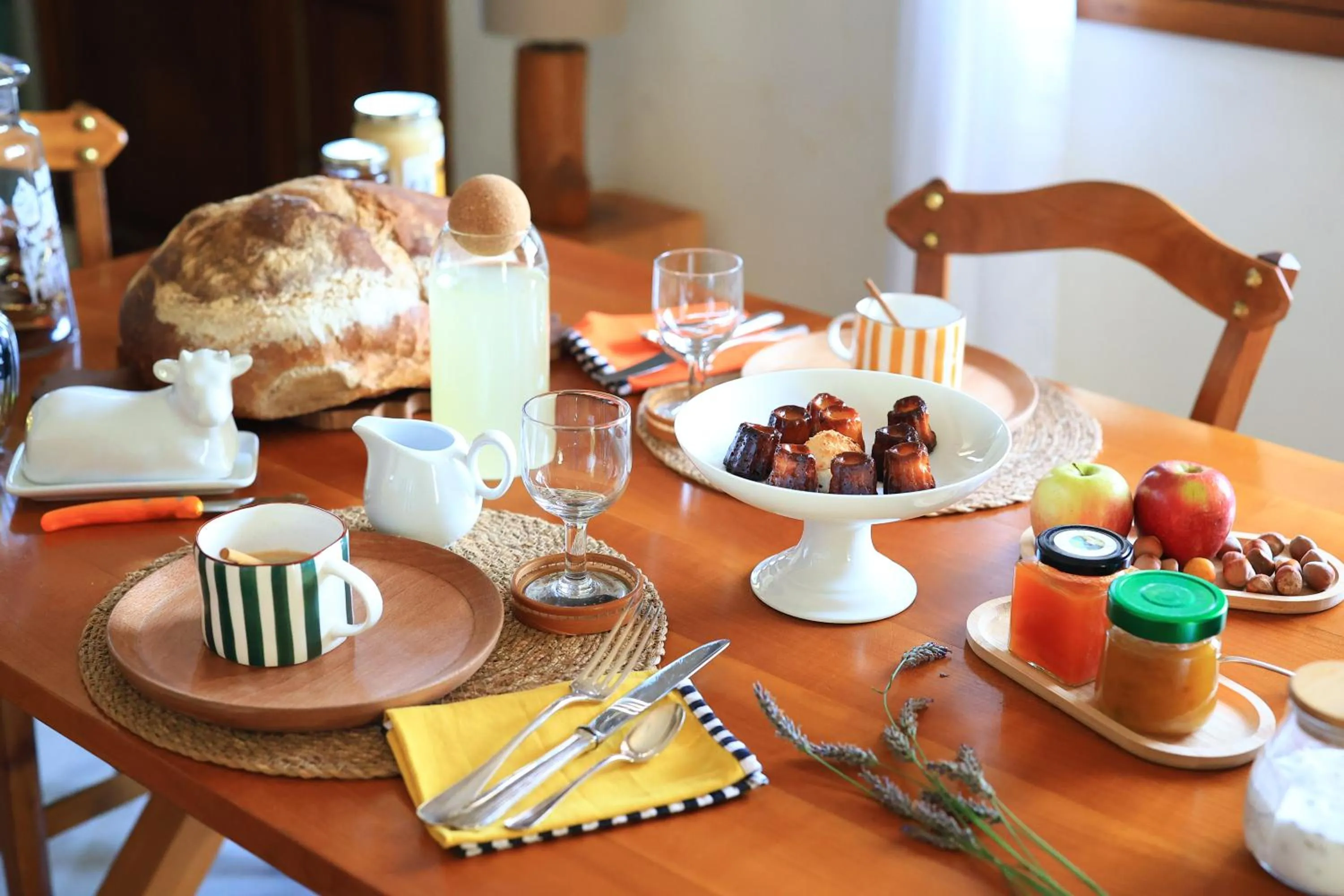 Dining area in A l'Ecole Buissonnière, chambre d'hôtes en Sidobre