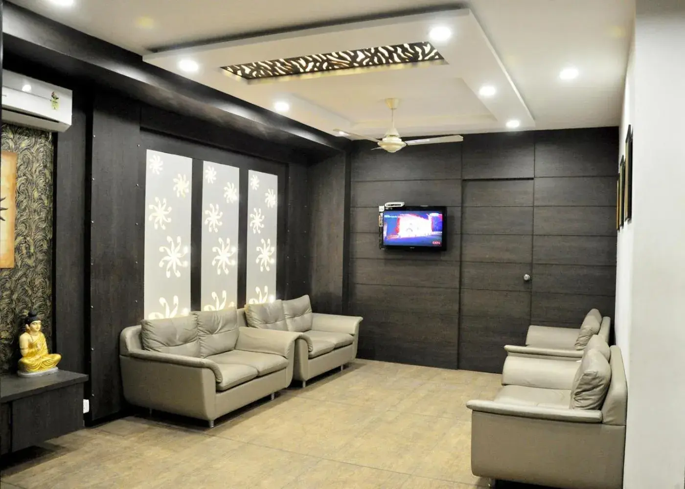 Lobby or reception in Hotel Jyoti Lobby or reception in Hotel Jyoti