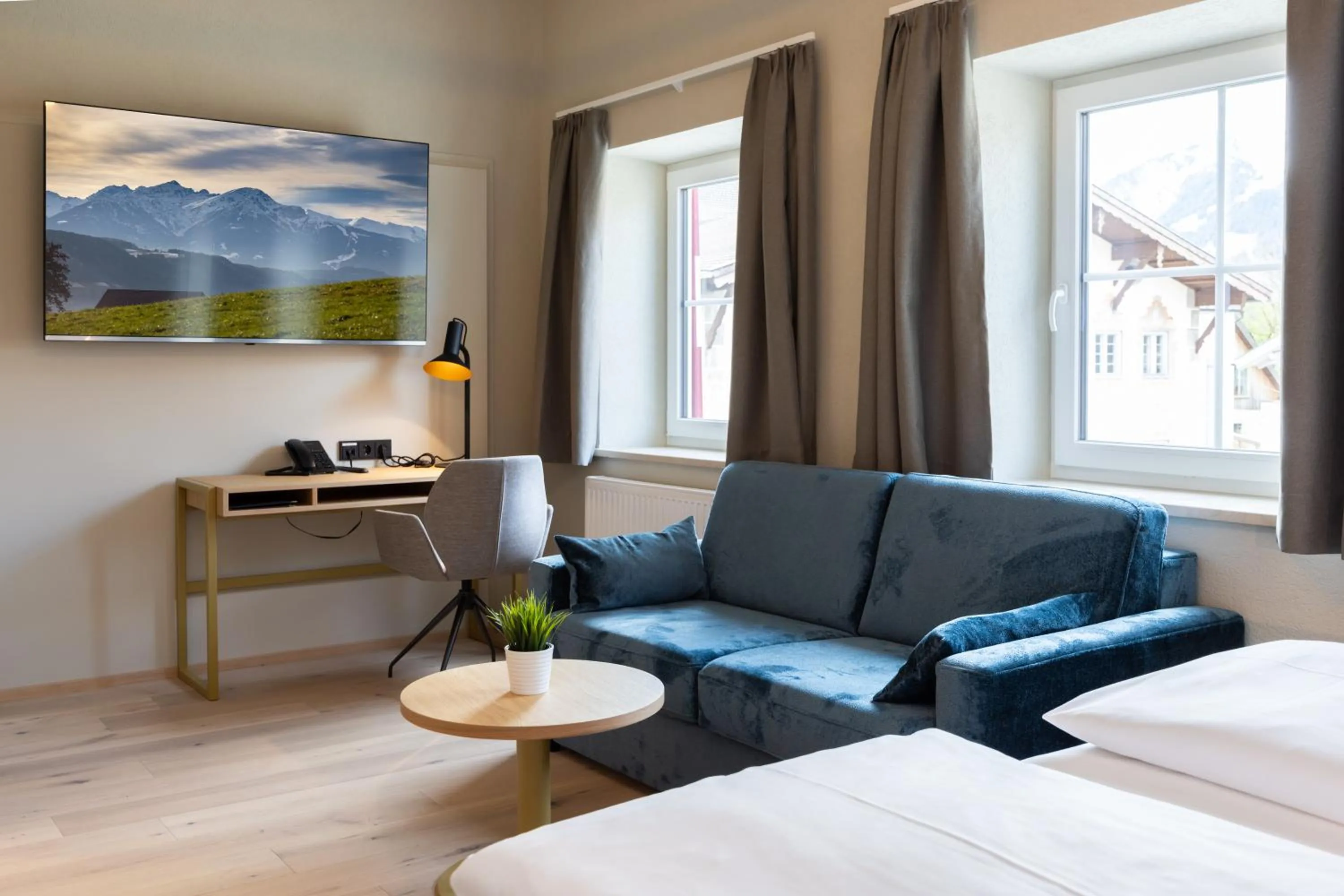 Seating area, Bed in Hotel Zum Mohren