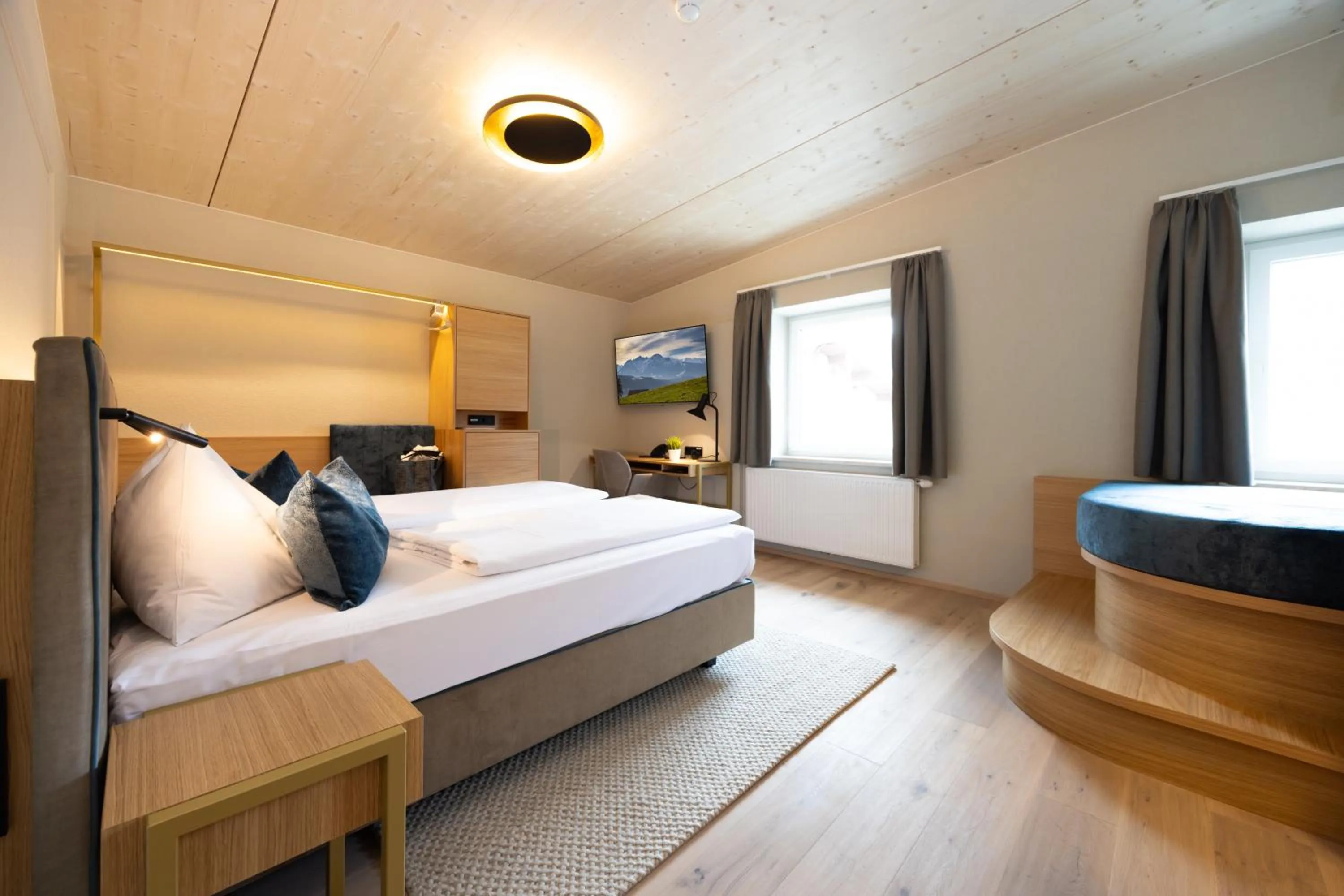 Photo of the whole room, Bed in Hotel Zum Mohren