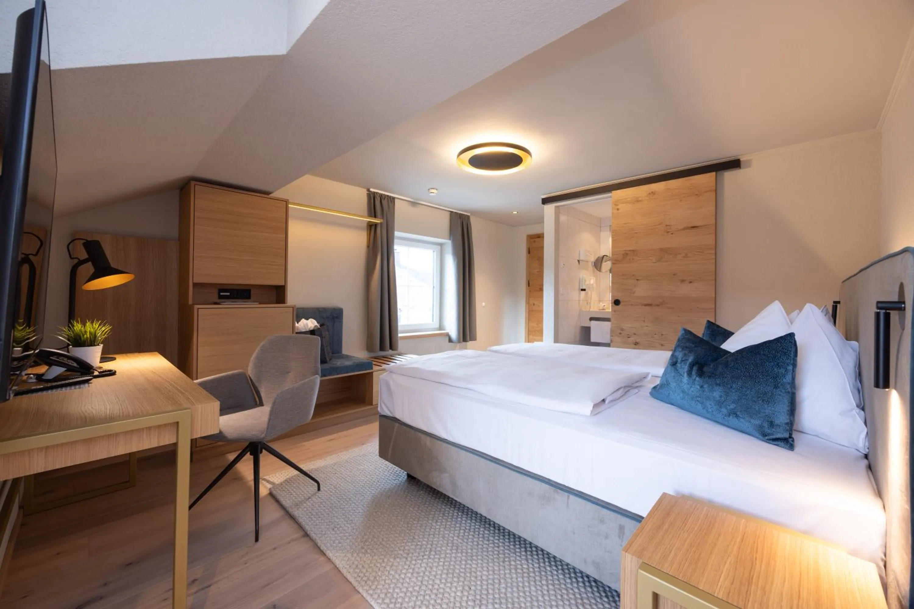 Photo of the whole room, Bed in Hotel Zum Mohren