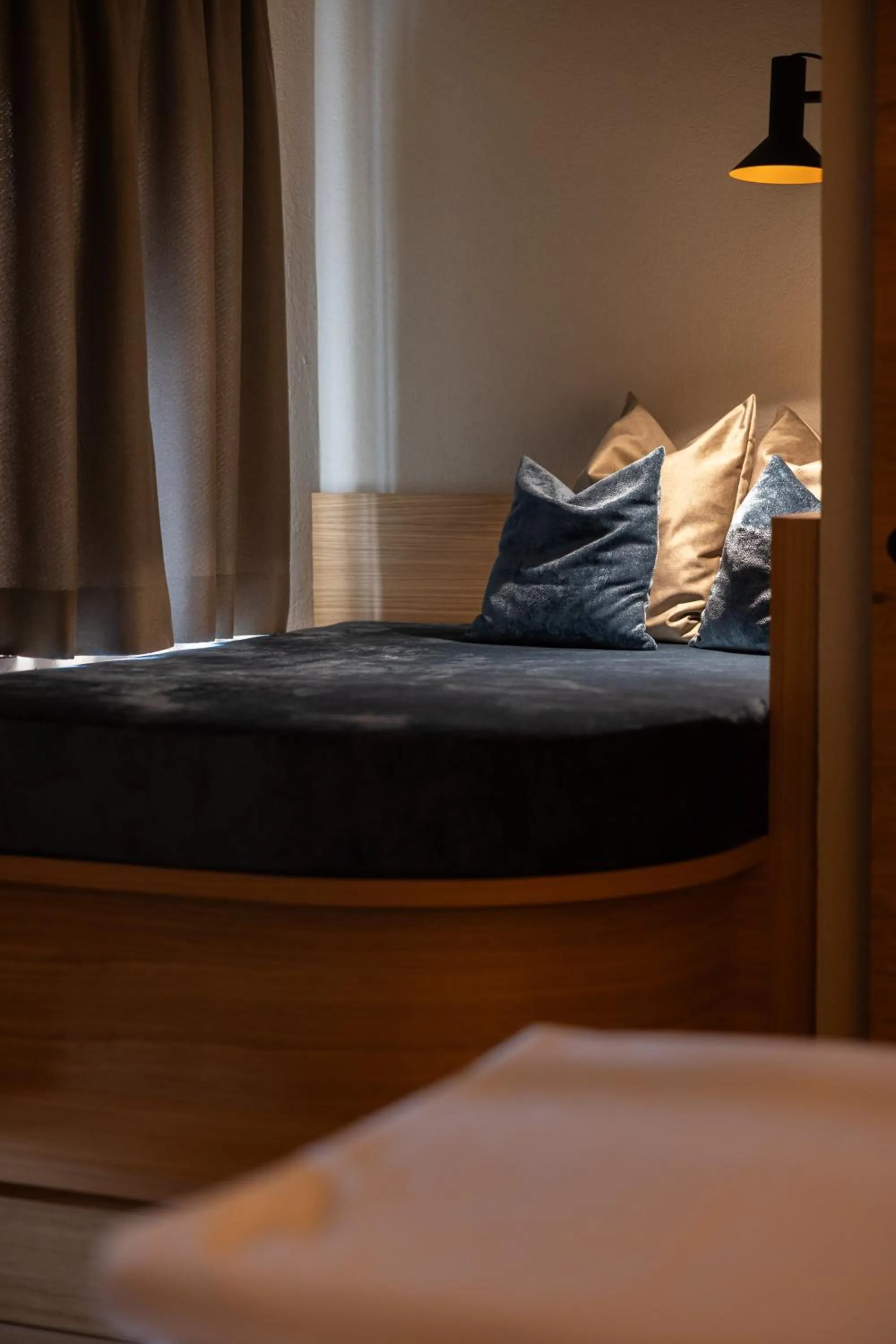 Seating area, Bed in Hotel Zum Mohren