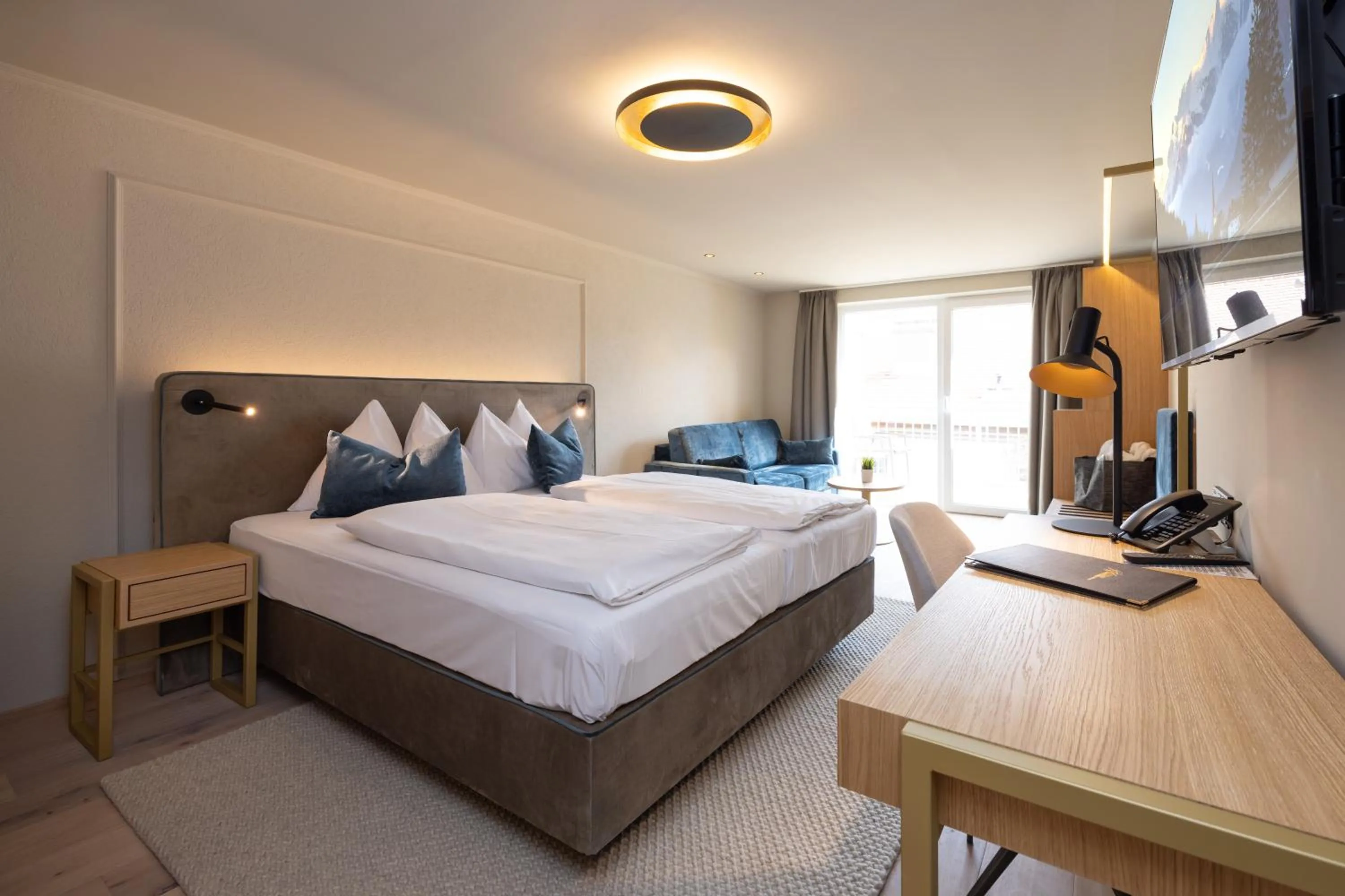 Photo of the whole room, Bed in Hotel Zum Mohren