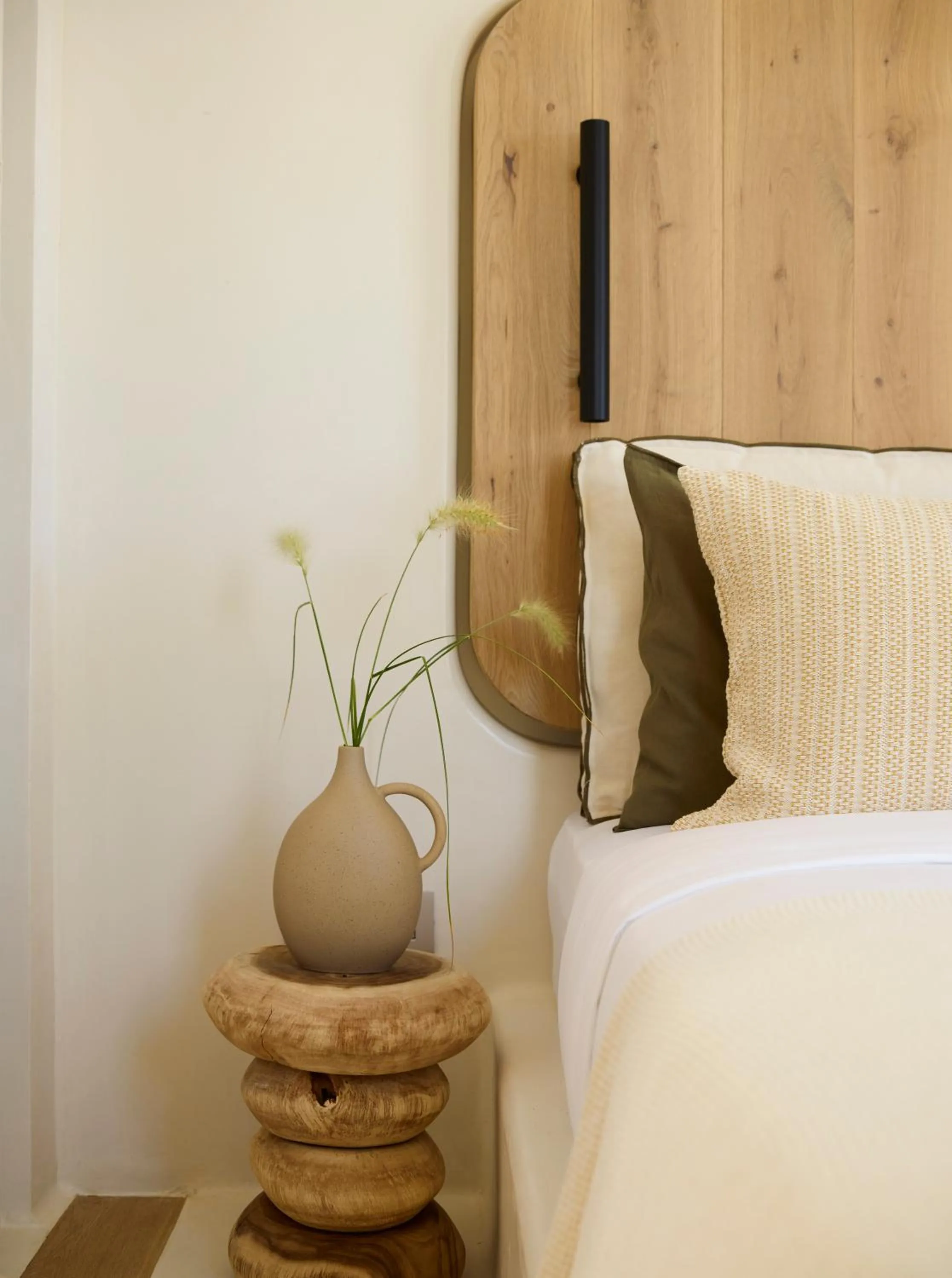 Decorative detail, Bed in White Pebble Suites