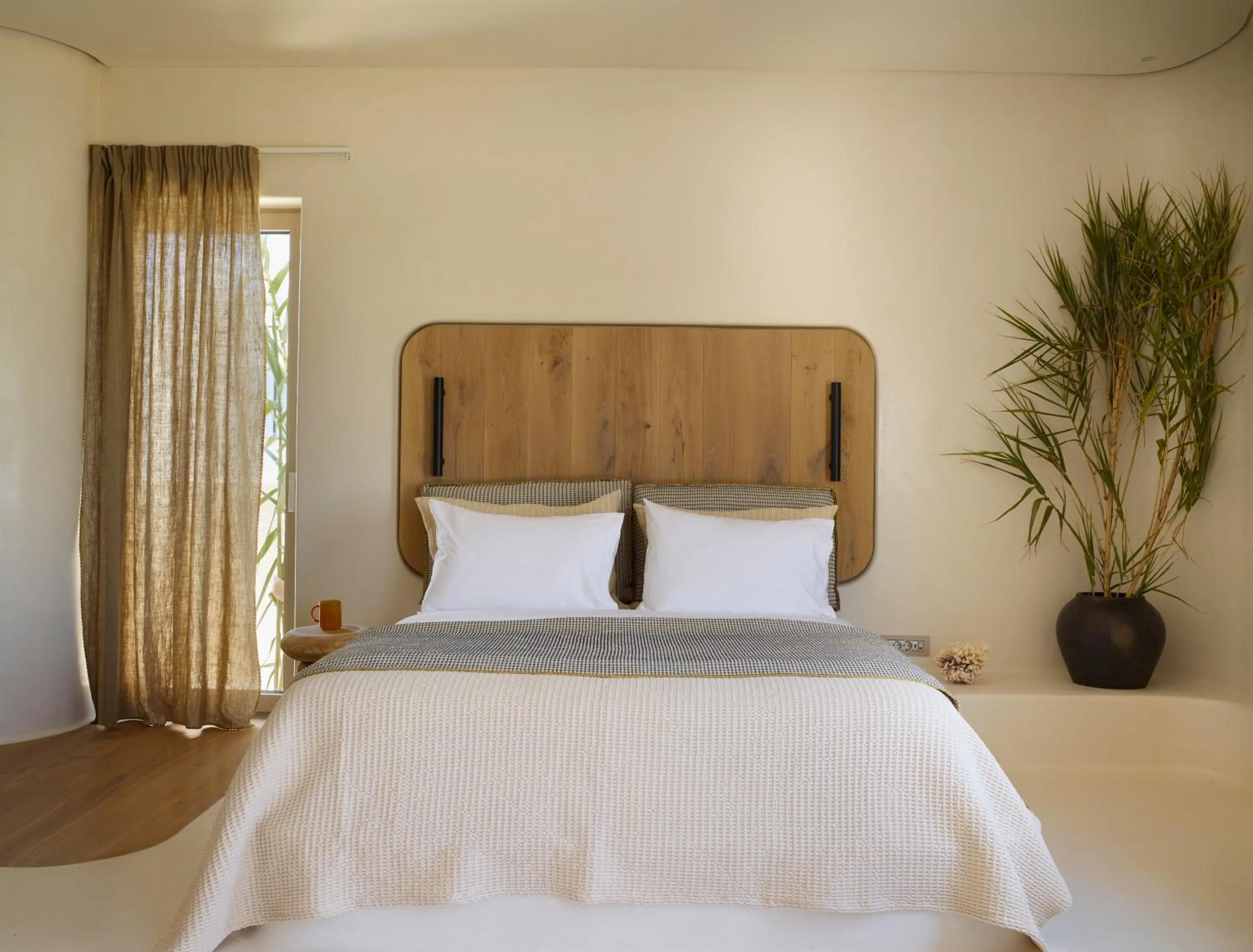 Bedroom, Bed in White Pebble Suites