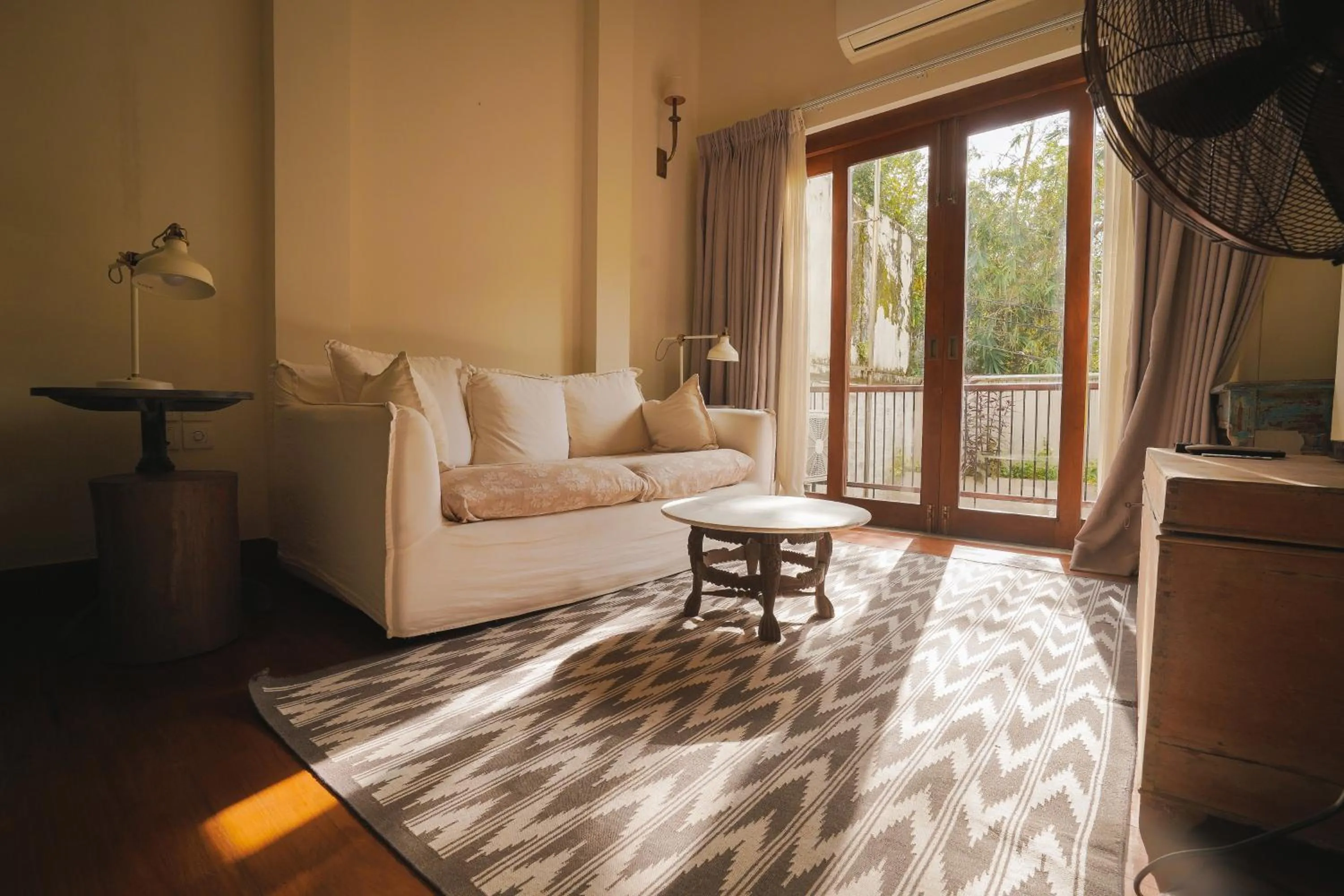 Seating area, Bed in The Merchant