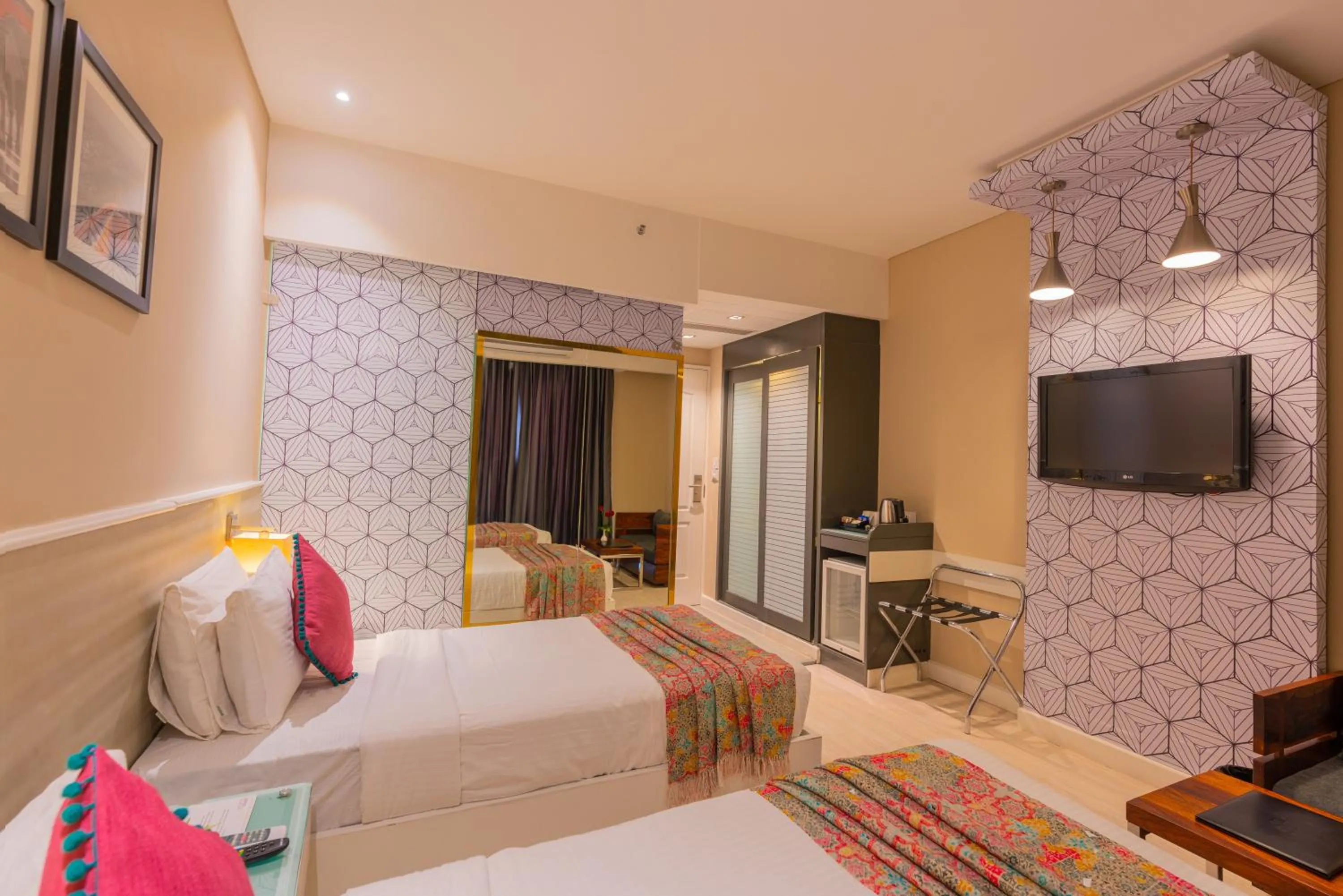 TV and multimedia, Bed in Regenta Inn Jaipur, Adarsh Nagar