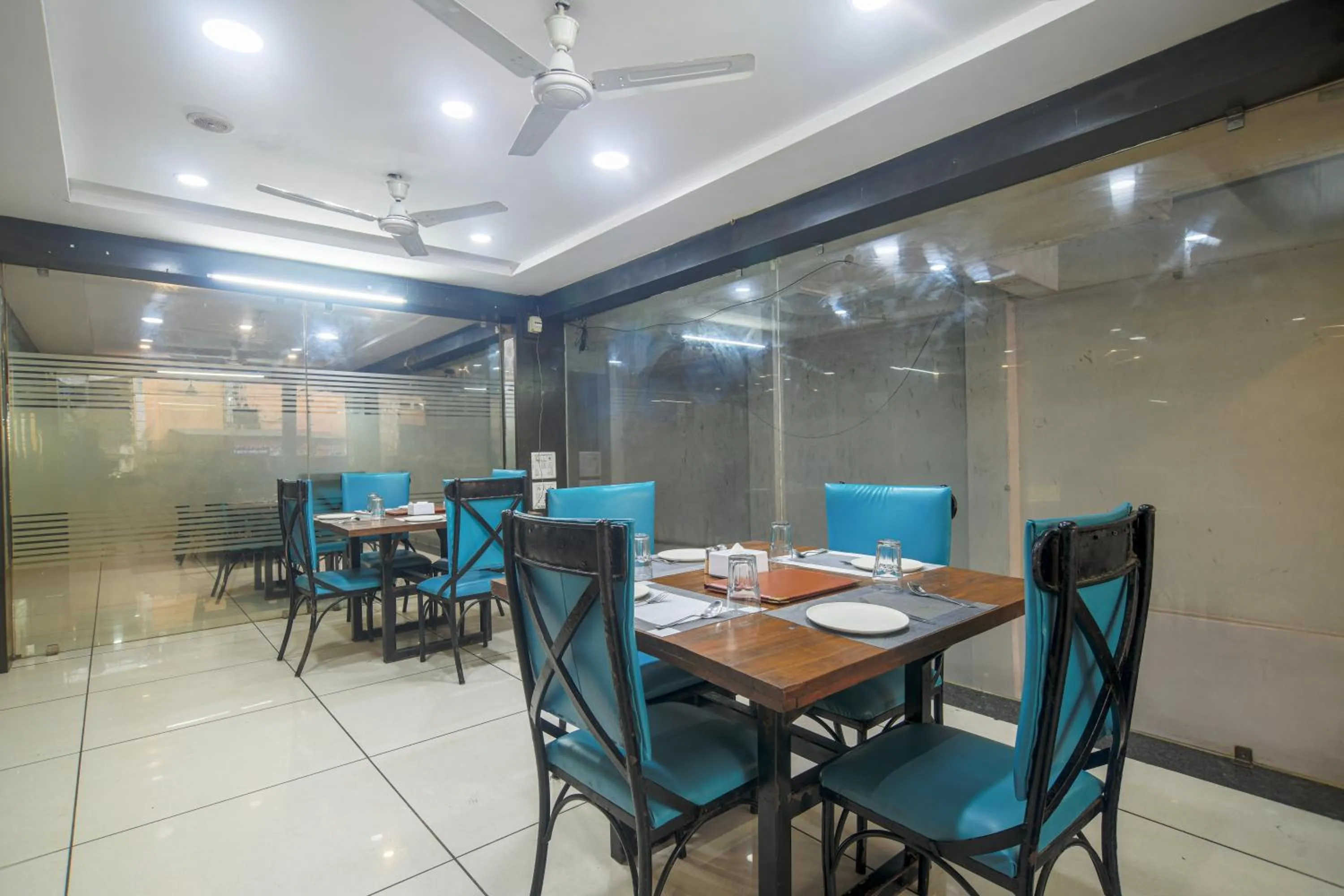 Restaurant/places to eat in Hotel Satyug Inn