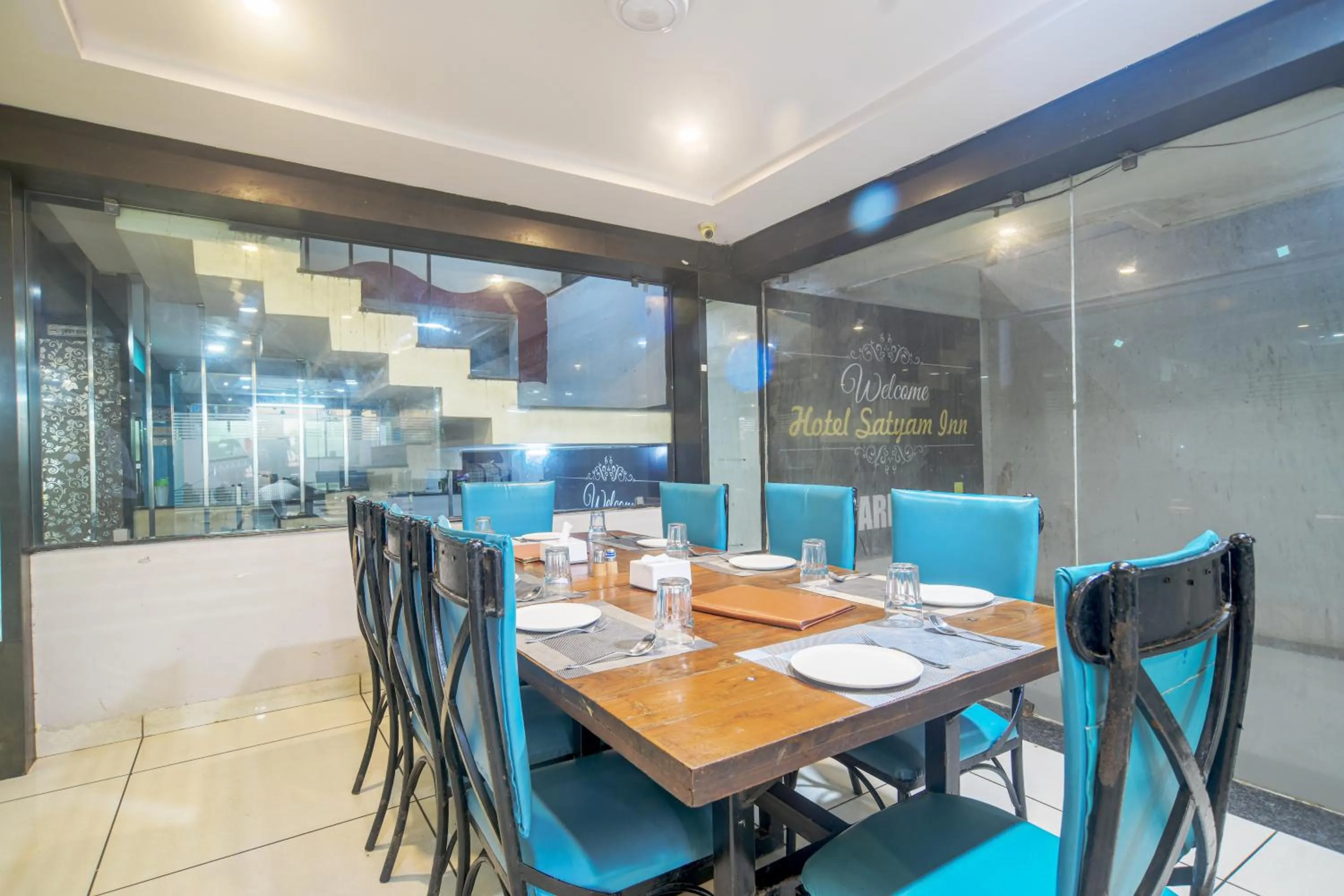 Restaurant/places to eat in Hotel Satyug Inn