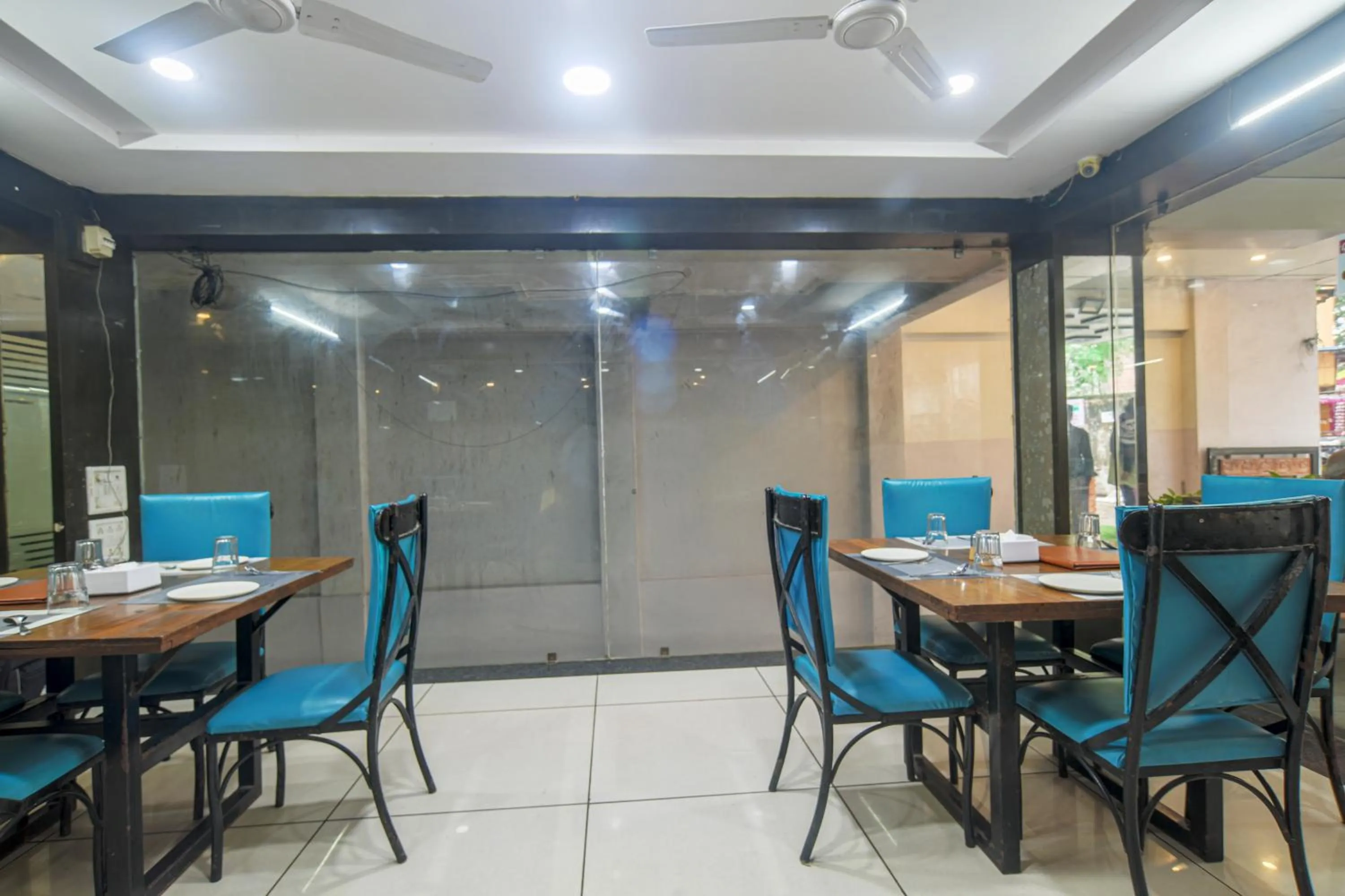 Restaurant/places to eat in Hotel Satyug Inn