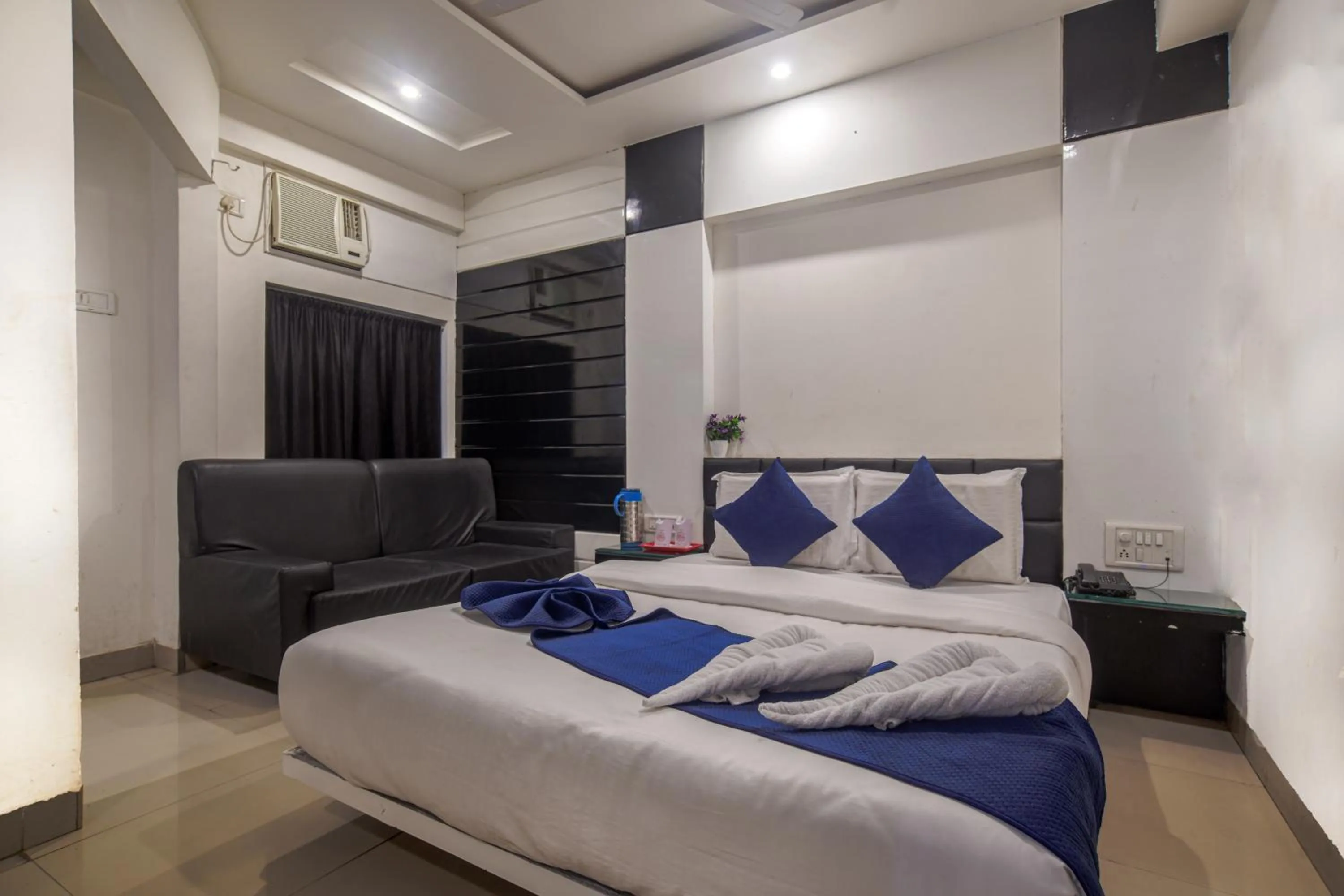 Bed in Hotel Satyug Inn