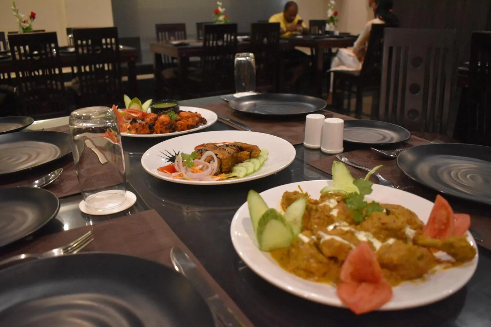 Restaurant/places to eat in Hotel Vip Square