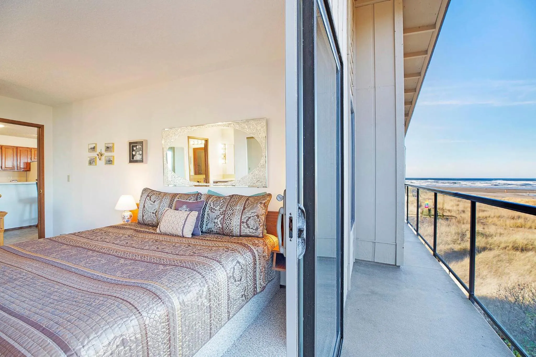 Bed in Hi-Tide Resort