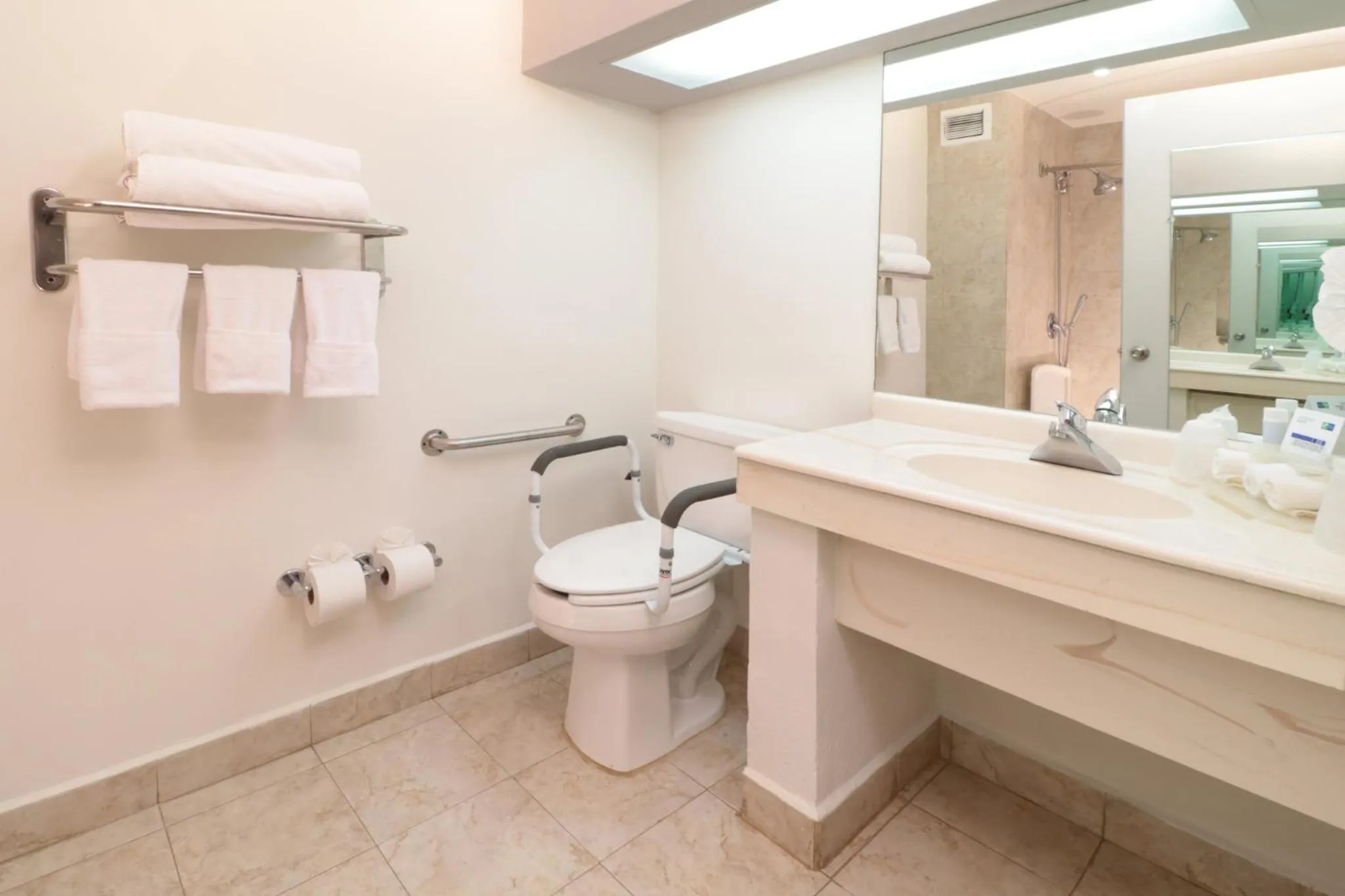 Bathroom in Holiday Inn Express Piedras Negras by IHG