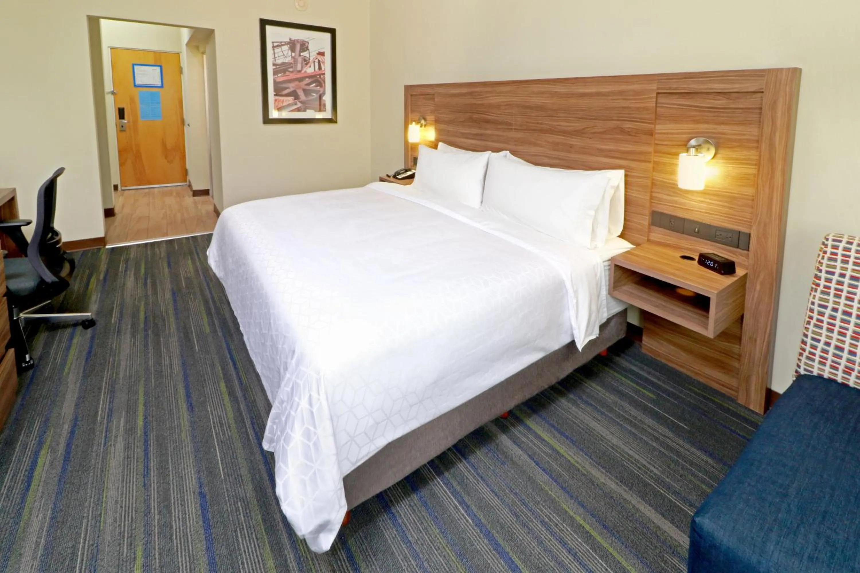 Photo of the whole room, Bed in Holiday Inn Express Piedras Negras by IHG