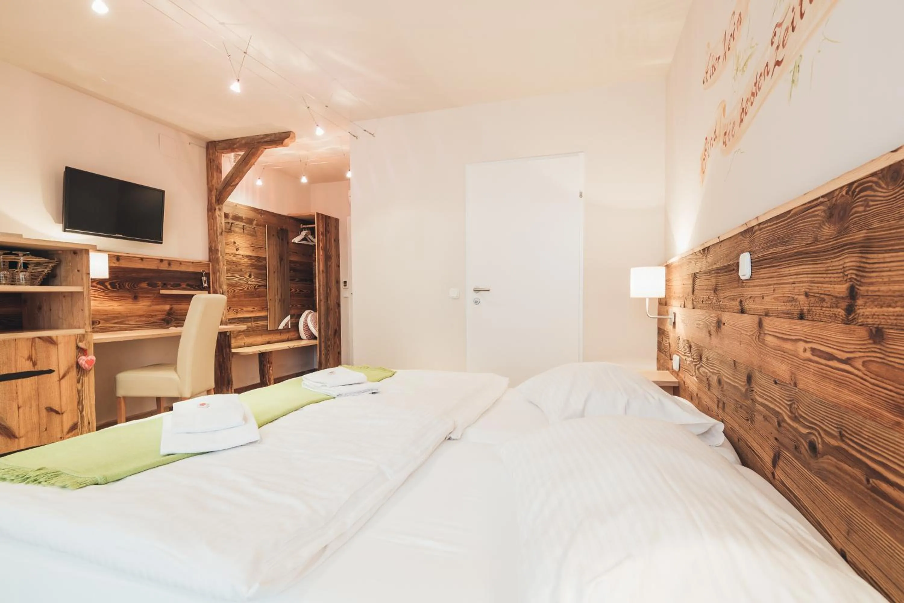 Photo of the whole room, Bed in Weinwirtshaus Wlaschits