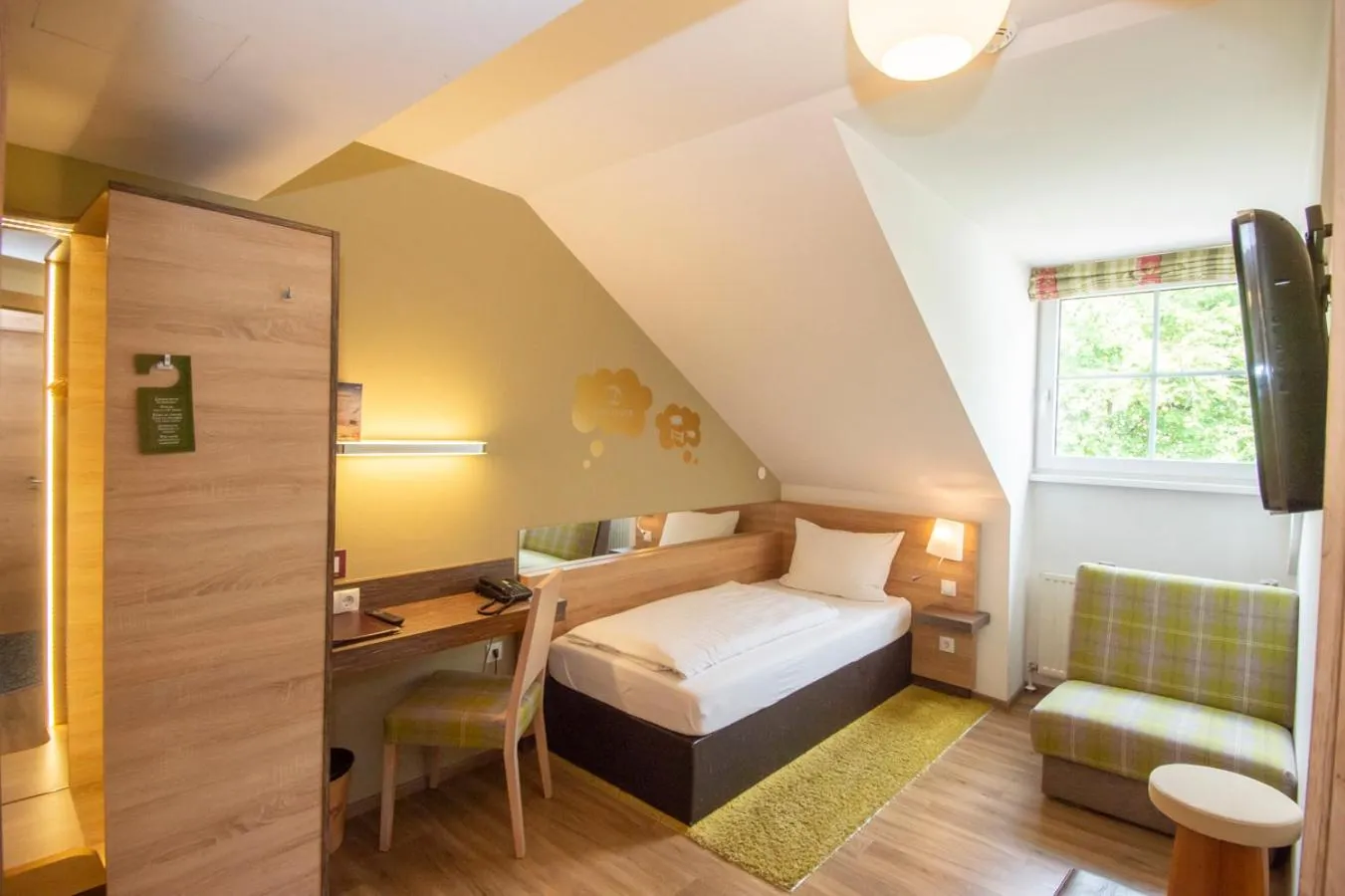 Bedroom, Bed in Dollinger