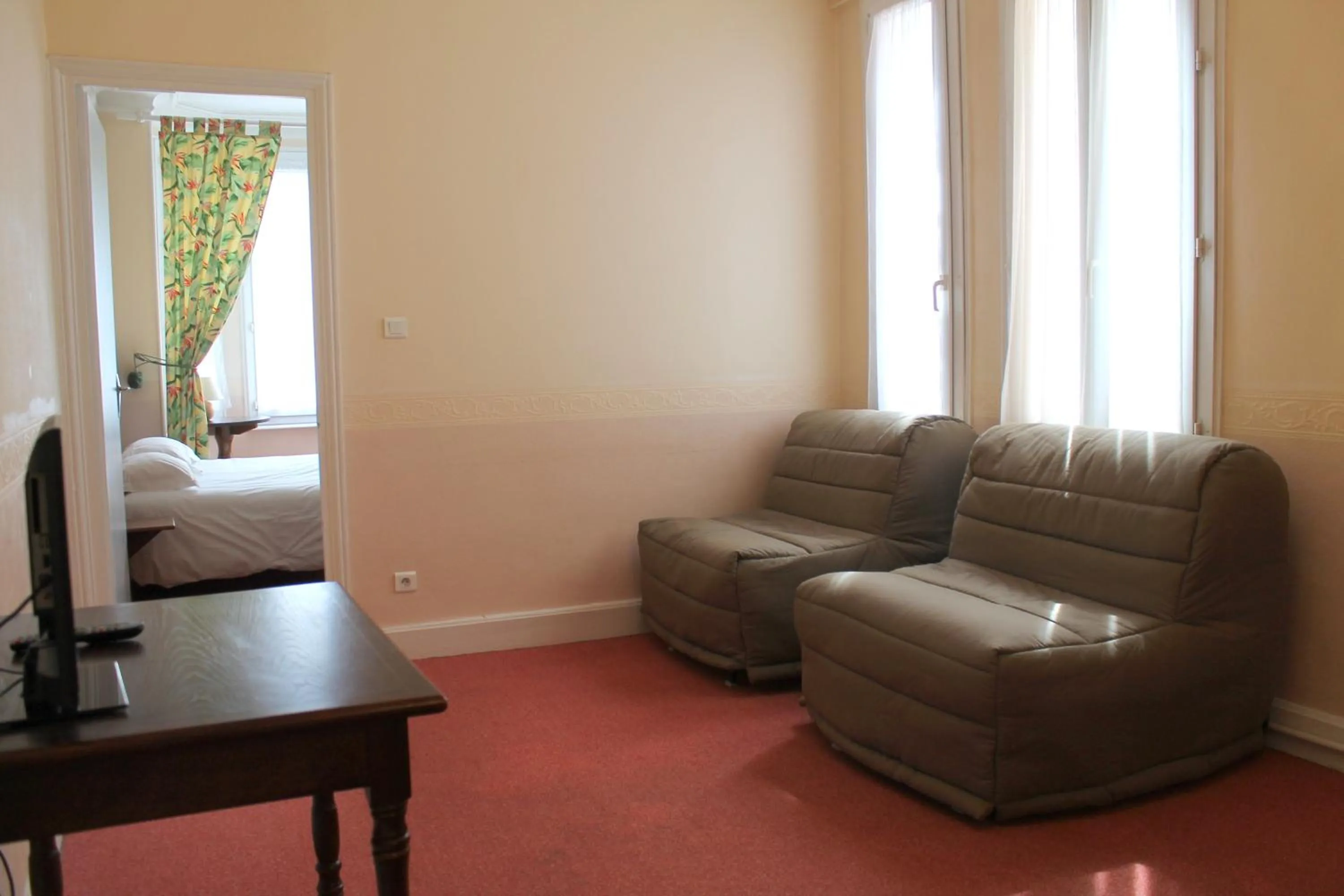 Photo of the whole room in Le Chatel