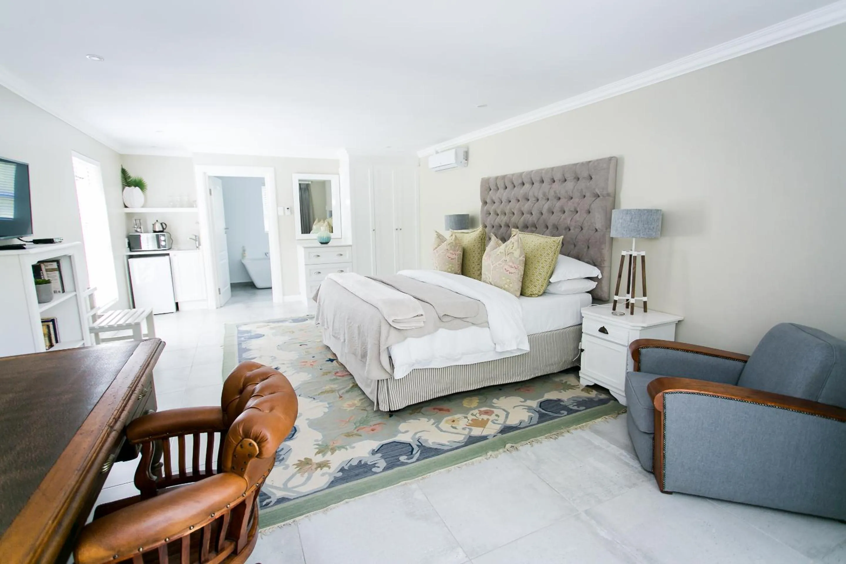 Photo of the whole room, Bed in Burkleigh House