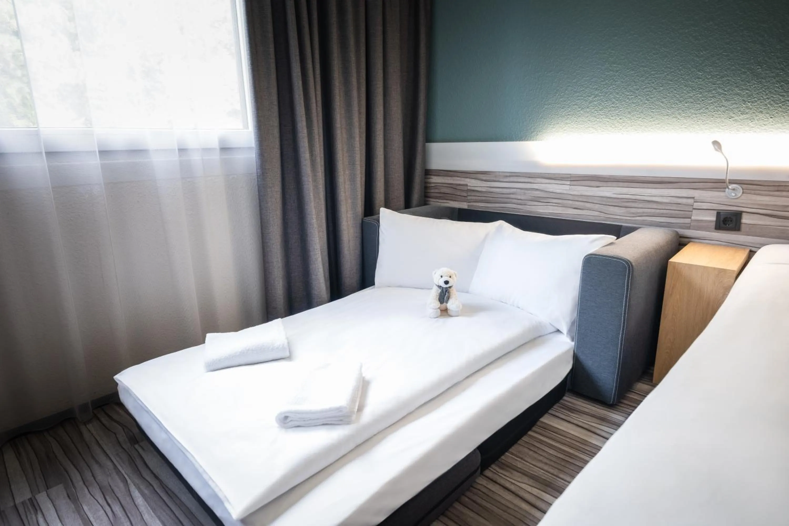 Photo of the whole room, Bed in Ibis Styles Linz