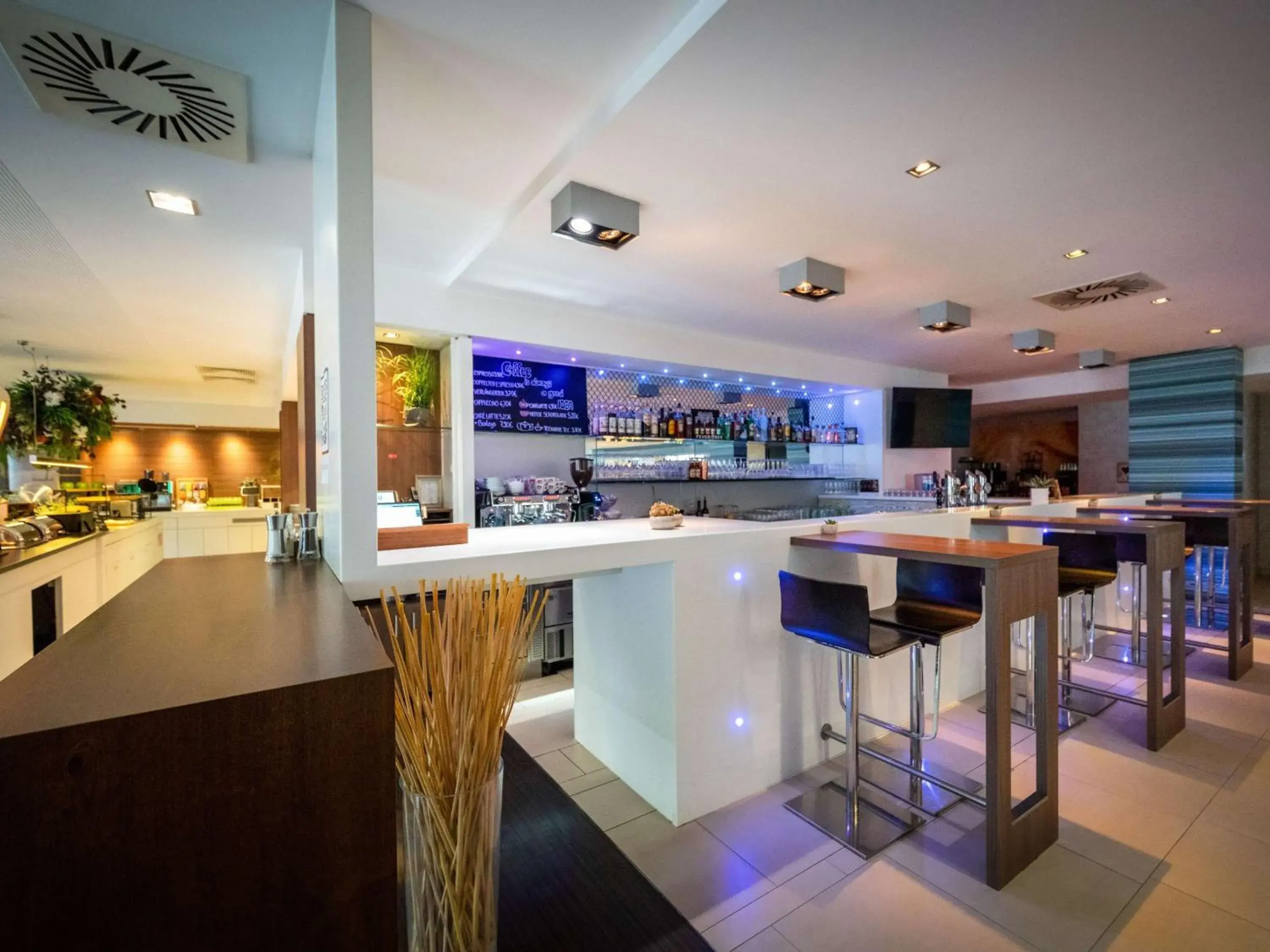 Lounge or bar in Ibis Styles Linz Lounge or bar in Ibis Styles Linz