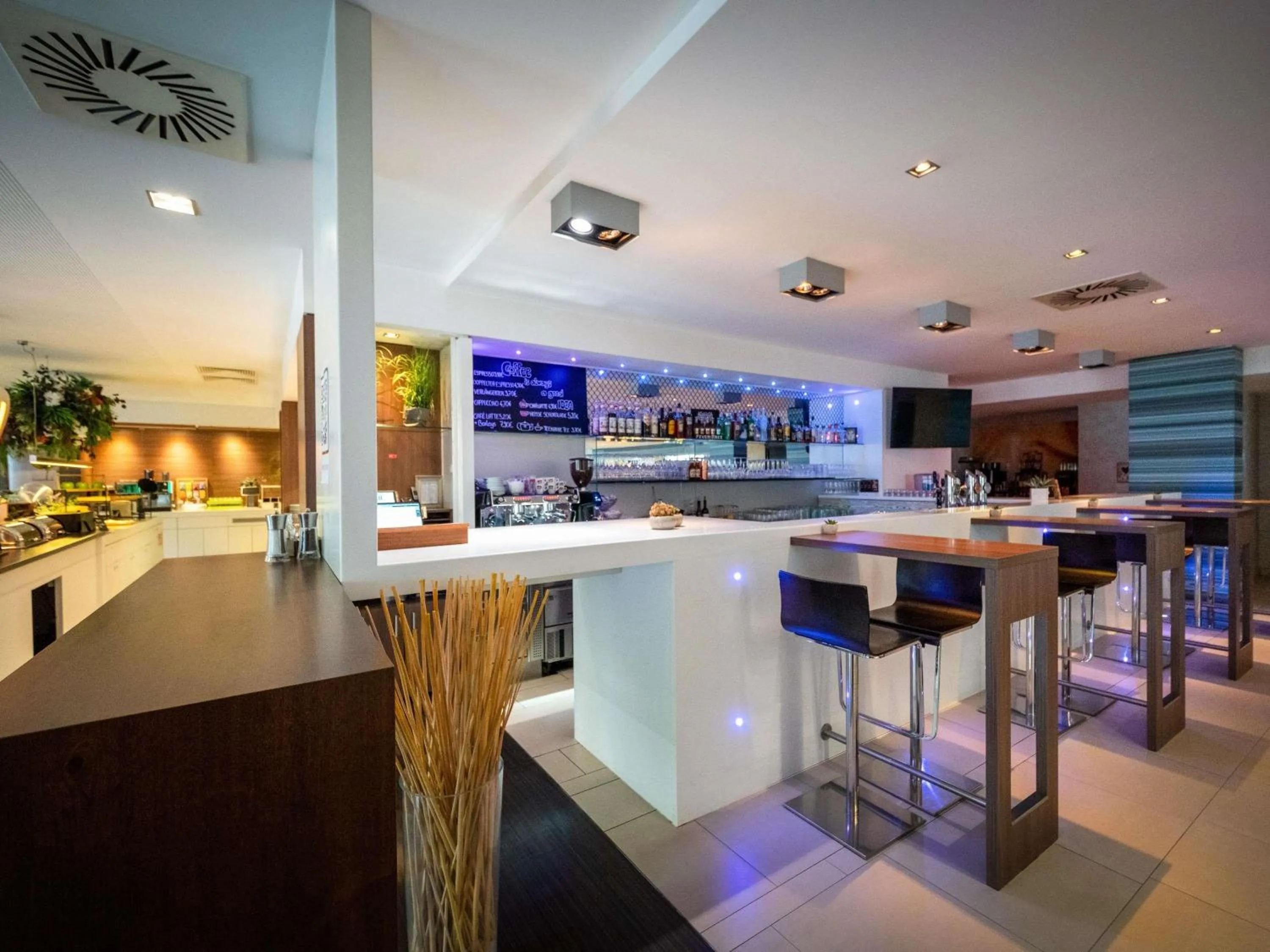 Lounge or bar in Ibis Styles Linz
