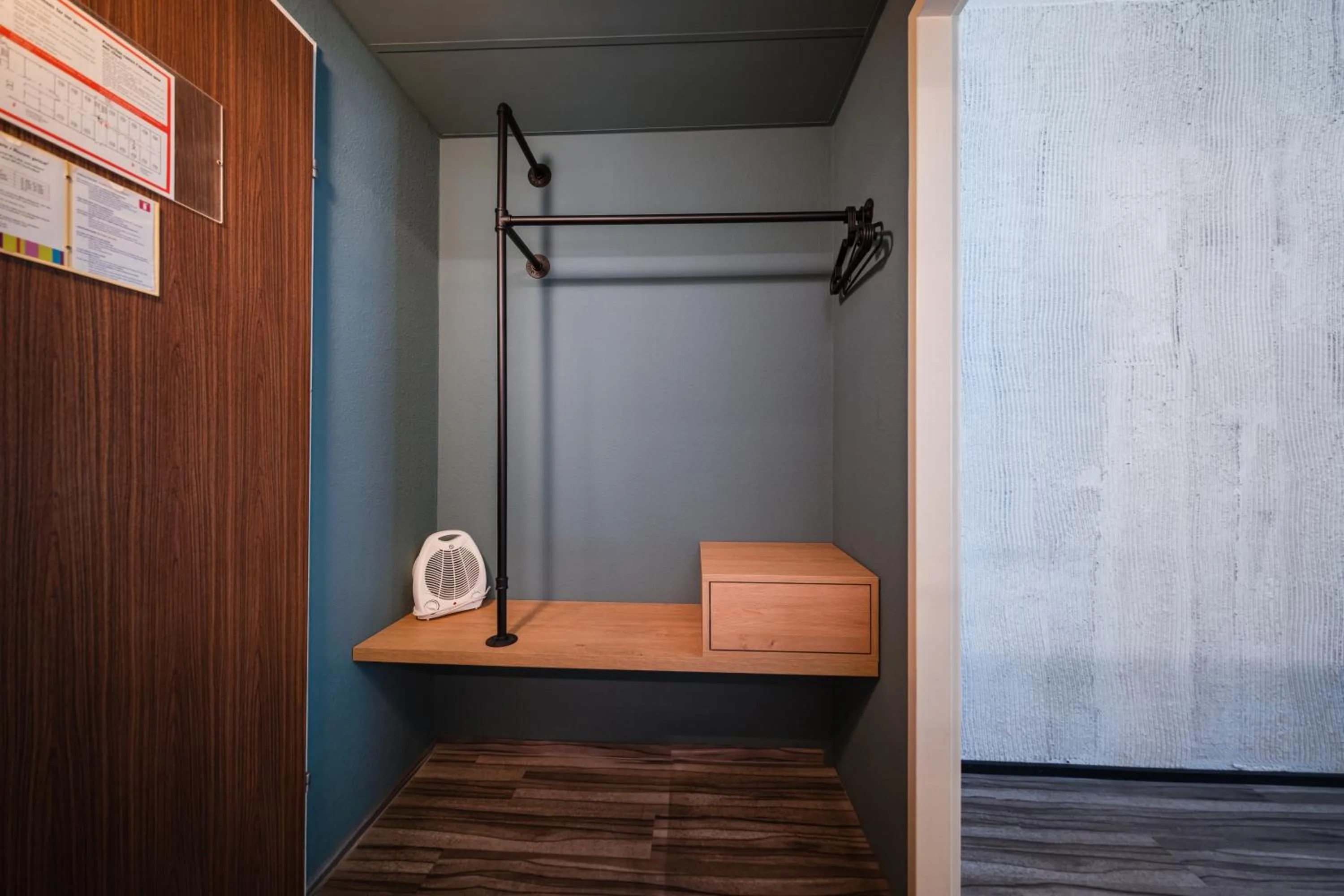 Photo of the whole room in Ibis Styles Linz