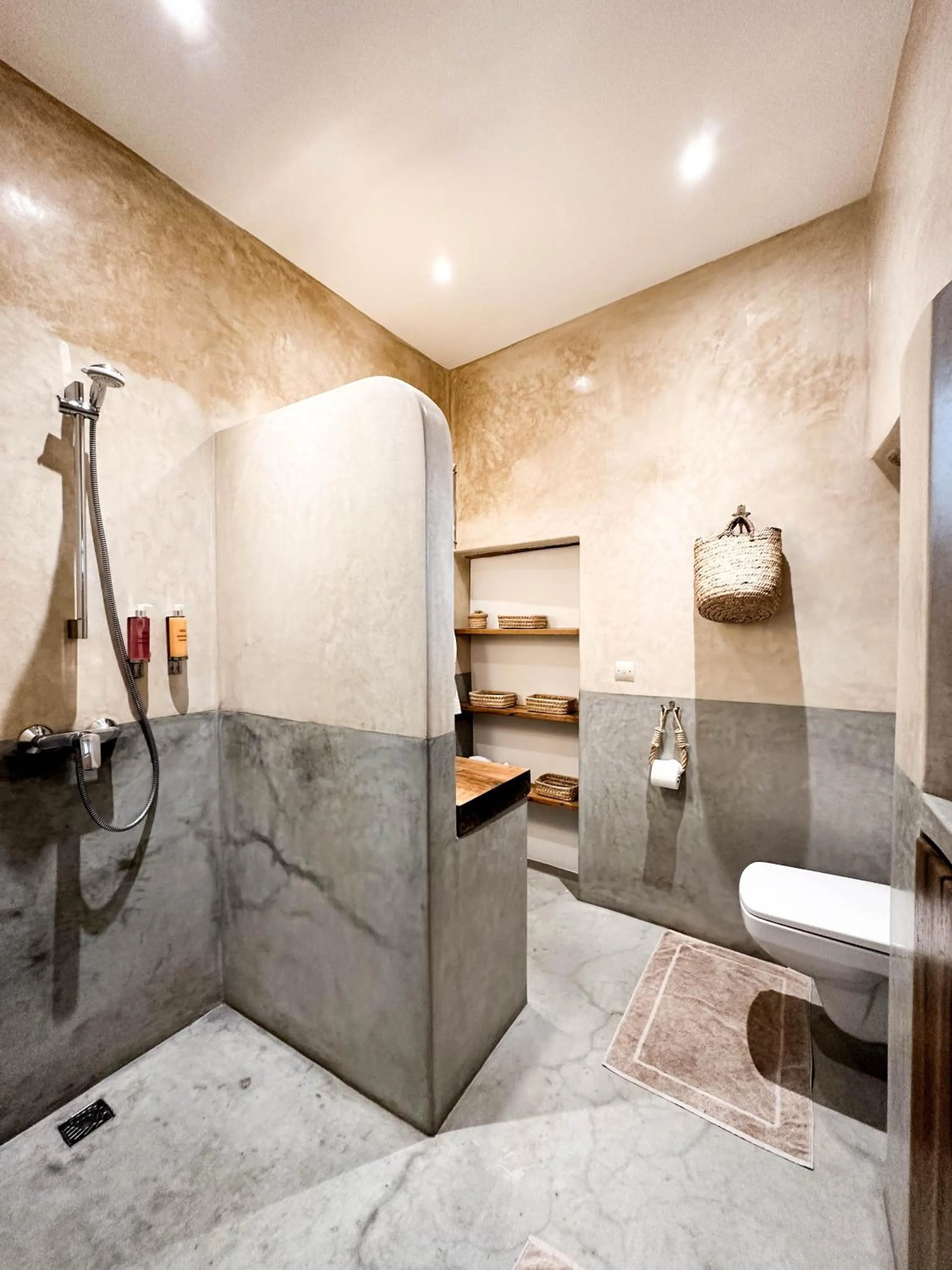 Shower in Riad Darsahalia