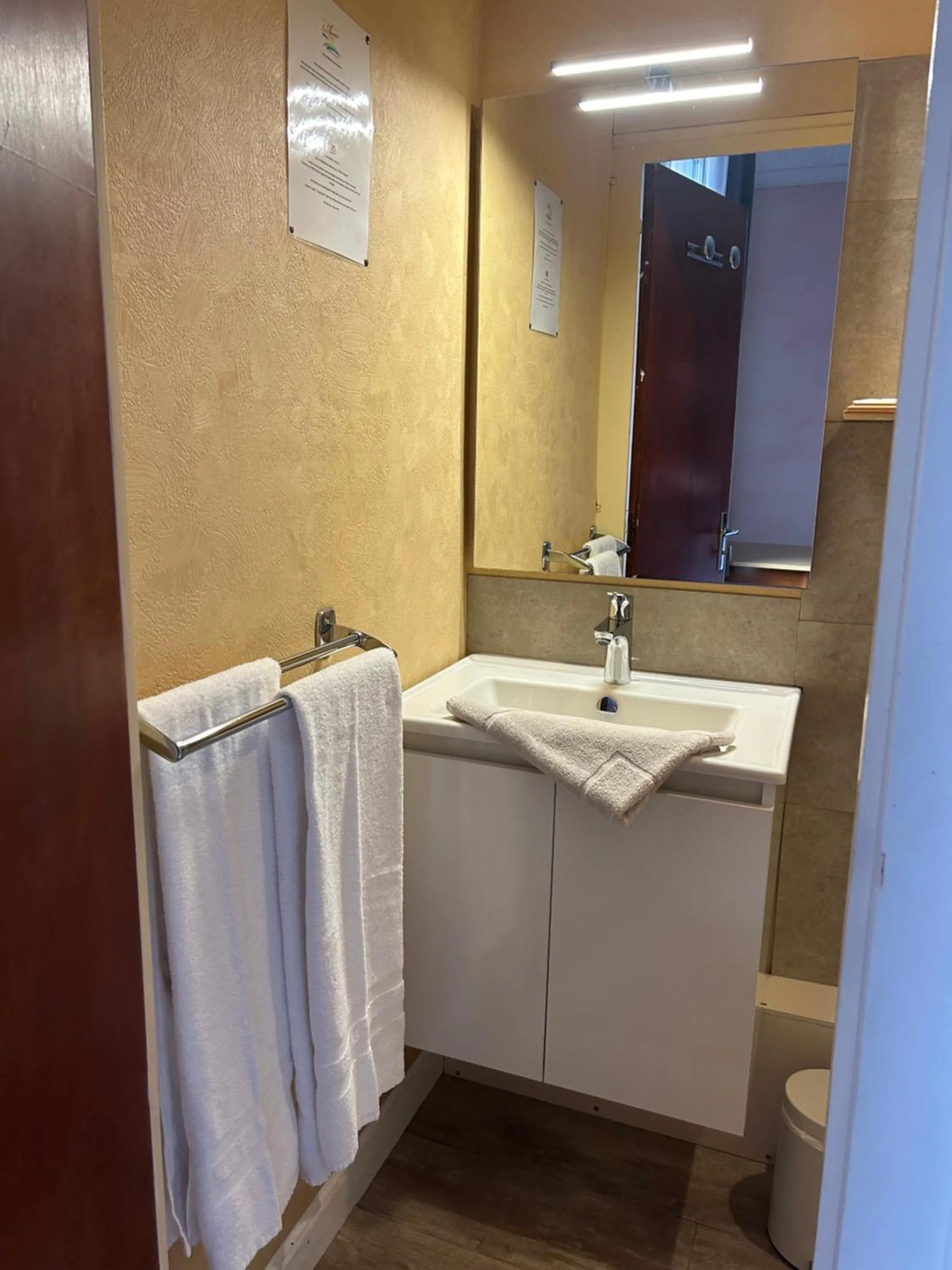 Bathroom in Hôtel l'Annexe